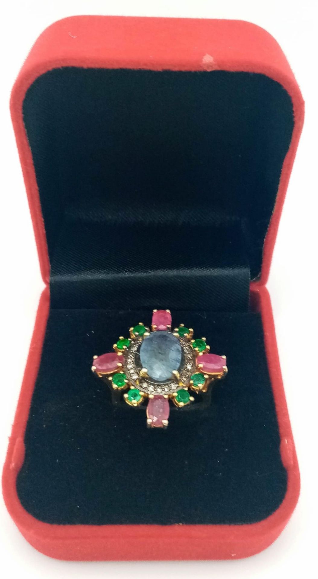 A Blue Sapphire, Ruby, Emerald and Diamond Ring set in Gold Plated 925 silver. Weight - 7.40g. - Bild 4 aus 4