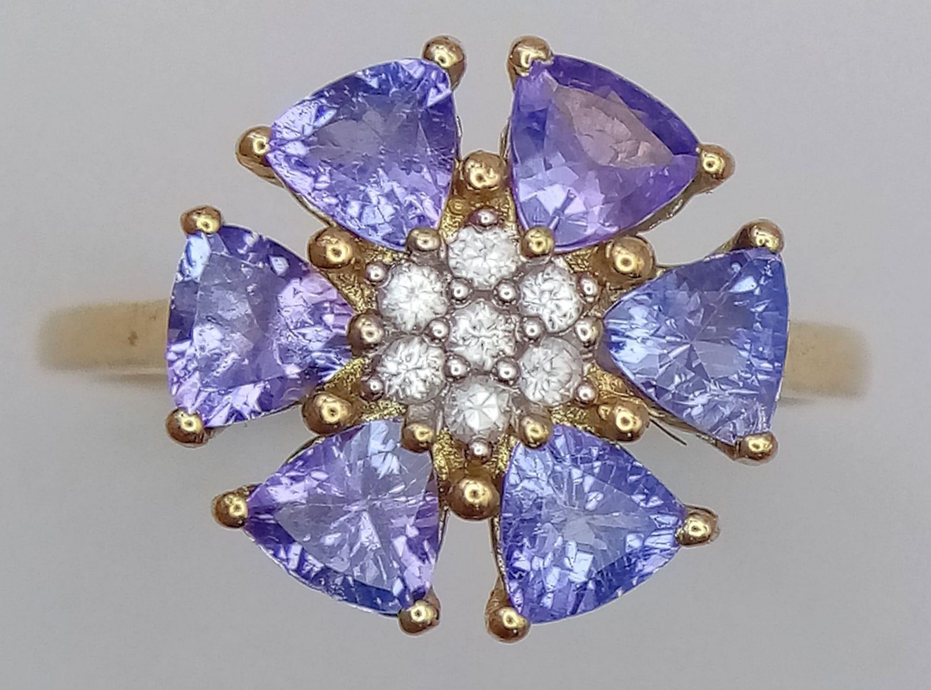 A 10K Yellow Gold Diamond and Tanzanite Floral Decorative Ring. Size R/S. 3.14g total weight. - Bild 2 aus 5