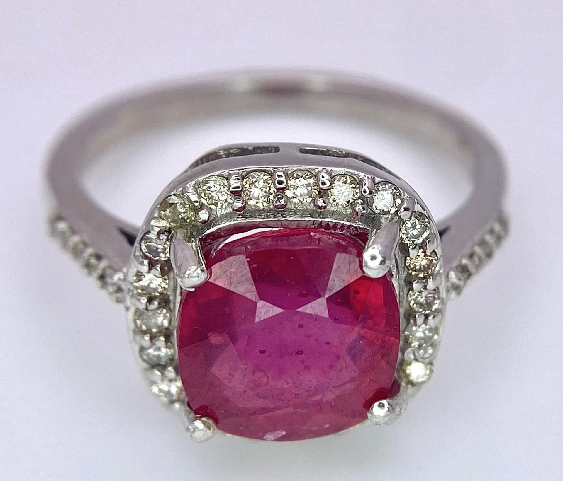 A Delicate 4ct Ruby Ring with 0.45ctw of Diamond Accents. Set in 925 Silver. Size M. 3.66g total - Bild 4 aus 7