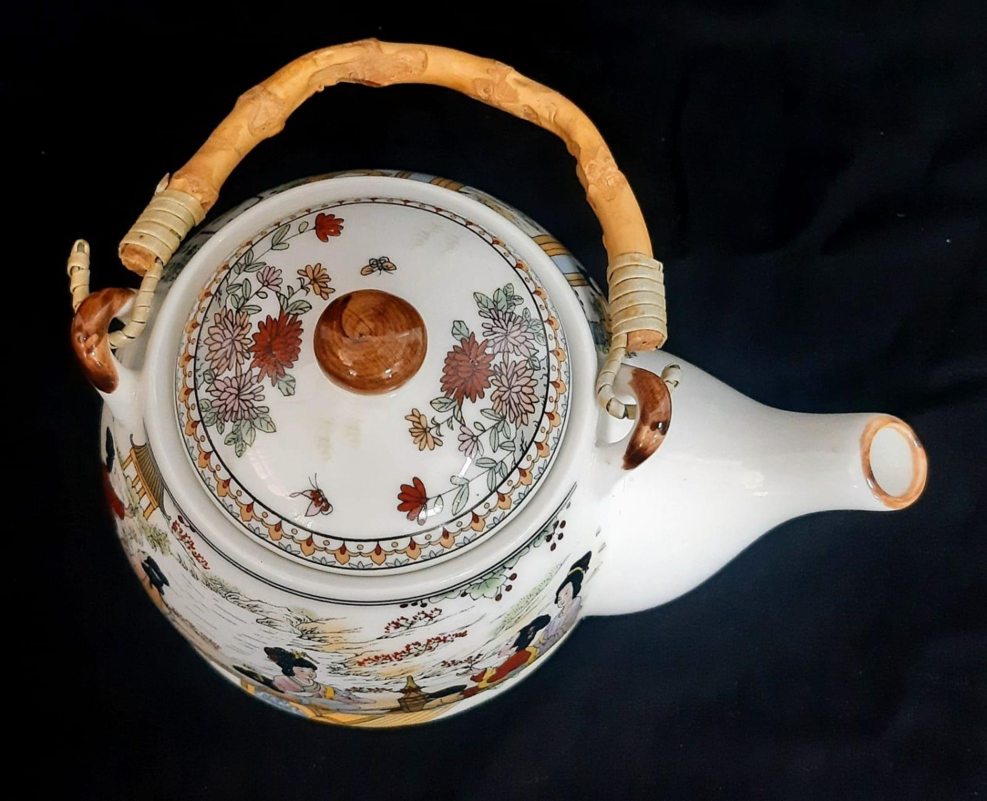 A Chinese Tea Set with 6 cups. Comprising of a Teapot with bamboo handle and six Chinese Tea Cups. - Bild 12 aus 14