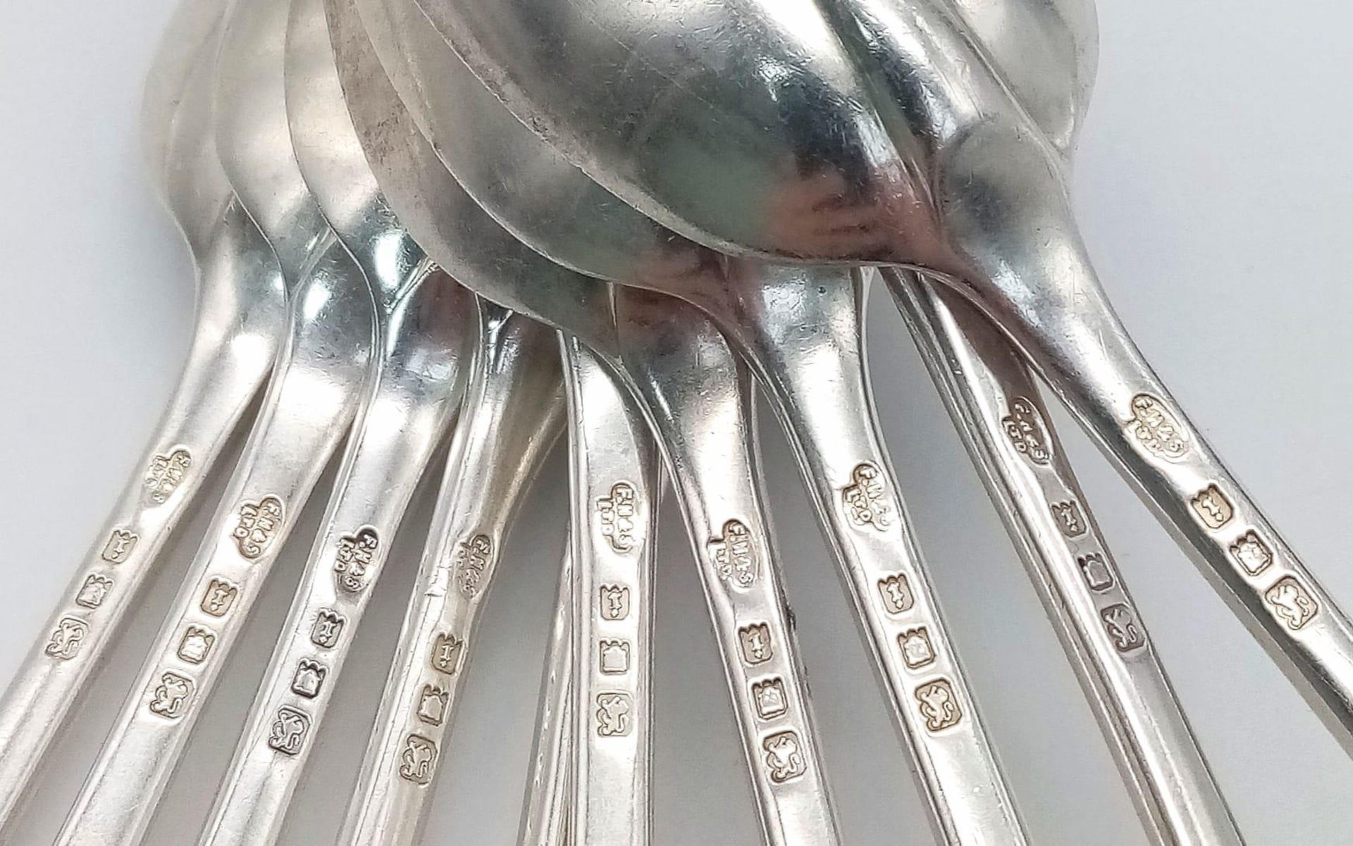 Ten Mid-Size Sterling Silver Antique Spoons. 17cm. 546g total weight. Hallmarks for London 1924. - Bild 3 aus 3