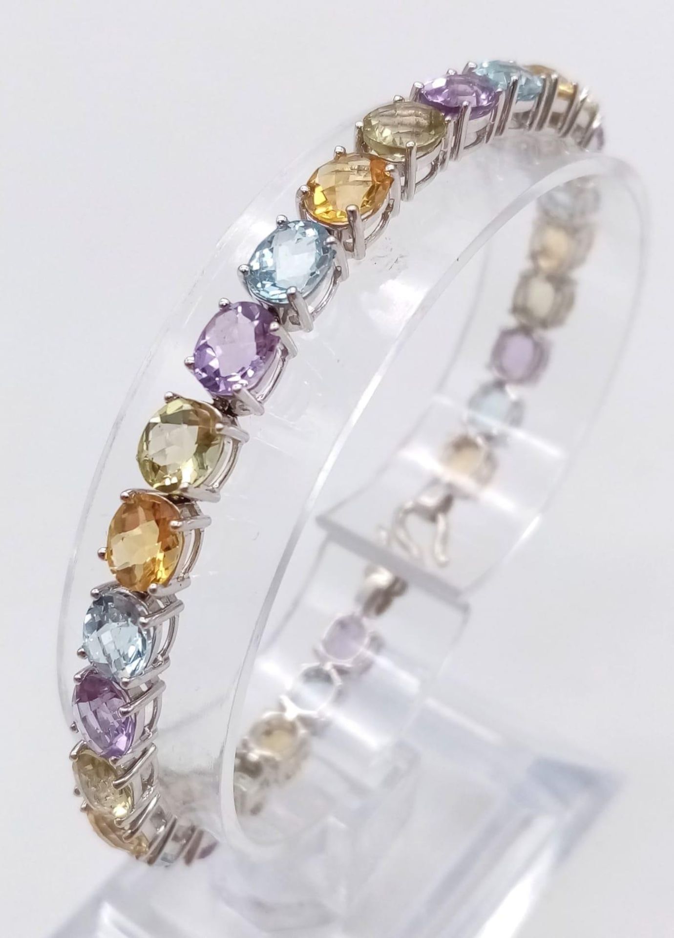 A 9K White Gold Multi-Gemstone Tennis Bracelet. Includes beautifully oval-cut faceted amethyst, - Bild 5 aus 6