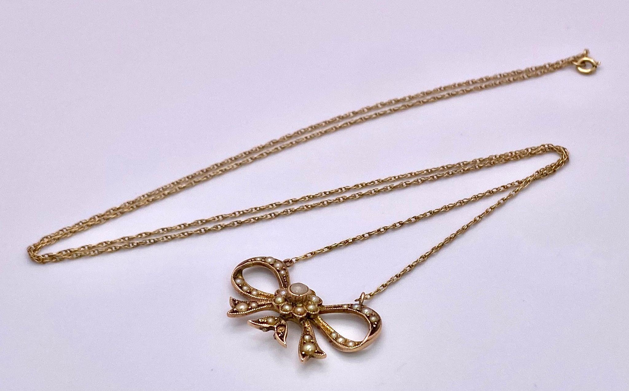 A 9KT Yellow Gold Necklace with a beautiful Bow, Pearl set Pendant. Measuring 50cm in length, this - Image 2 of 6