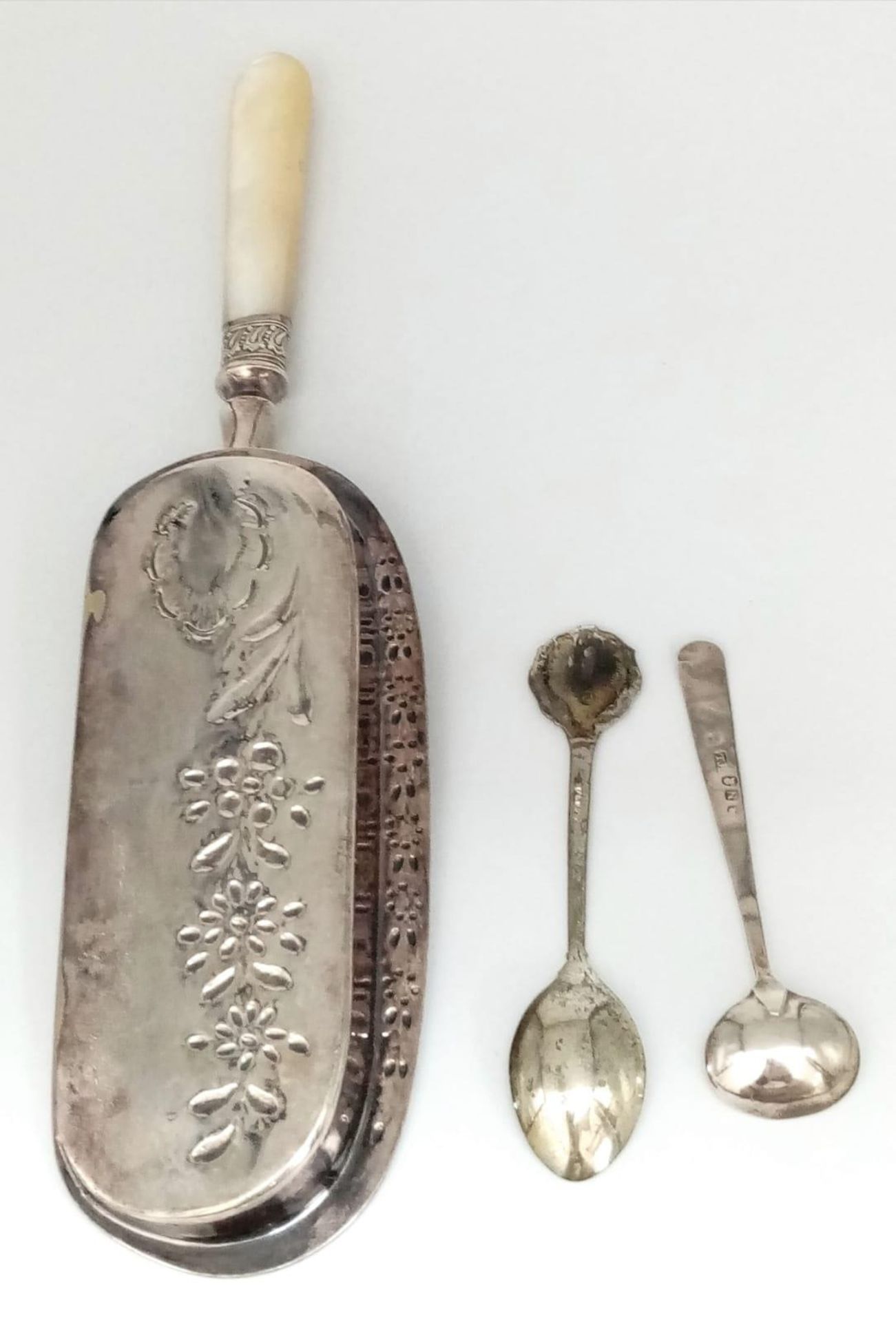 An Eclectic Mix - An Antique Silver Plated Bread Crumb Scoop with Mother of Pearl Handle - 32cm, A - Bild 4 aus 5