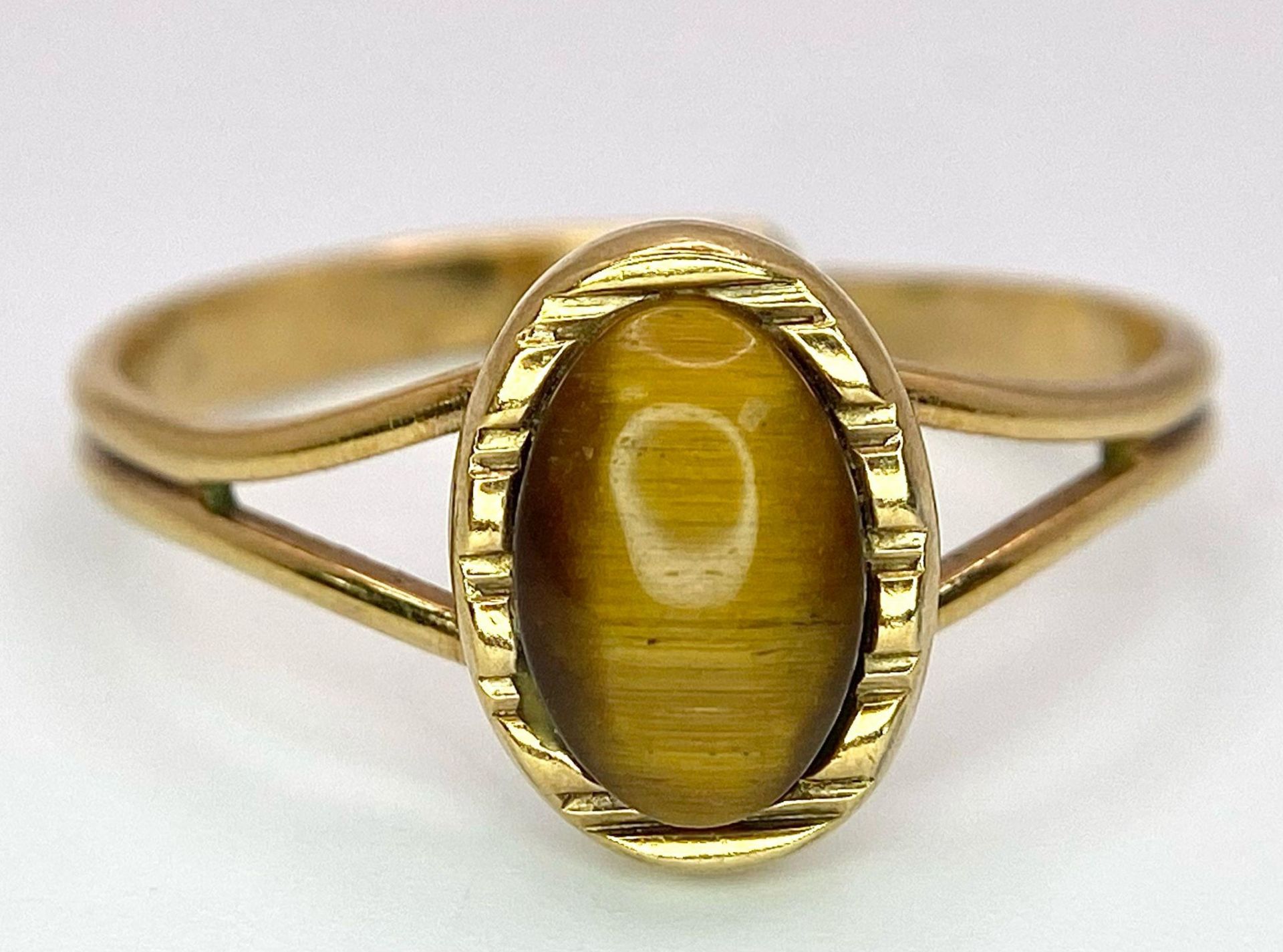 A 9K GOLD ADJUSTABLE RING WITH TIGERS EYE STONE . 2.4gms one size - Bild 4 aus 5