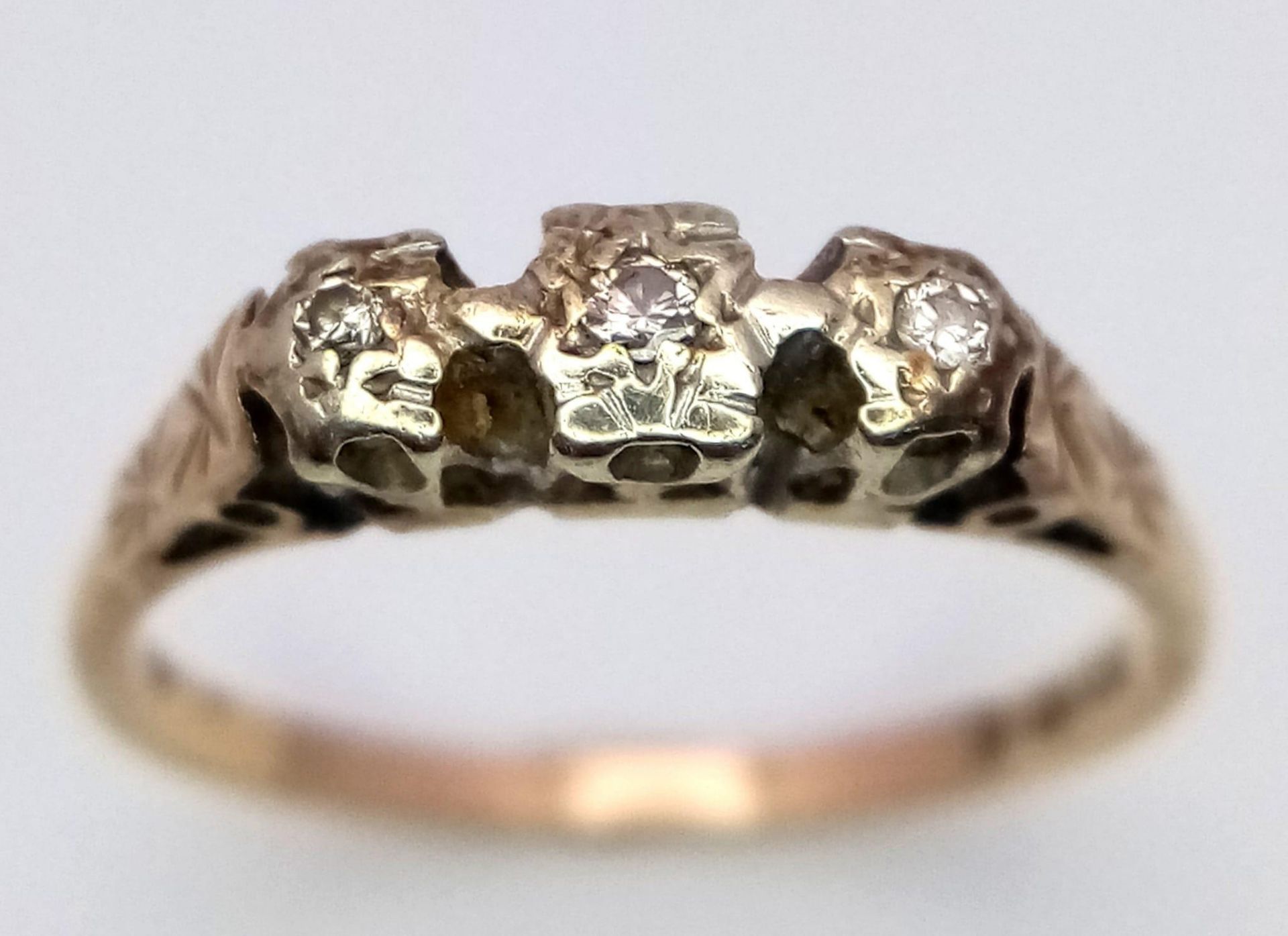 A vintage, 9 K yellow gold ring with a trilogy of round cut diamonds. Size: O, weight: 1.8 g. - Image 2 of 4