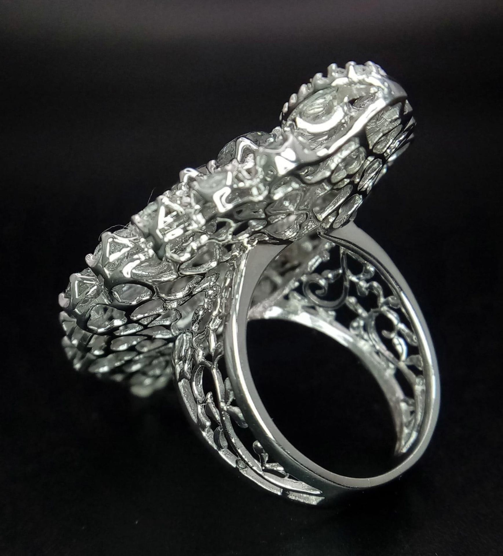 An 18K White Gold Diamond Dress Ring. This 'all seeing' diamond masterpiece begins with three - Bild 5 aus 7