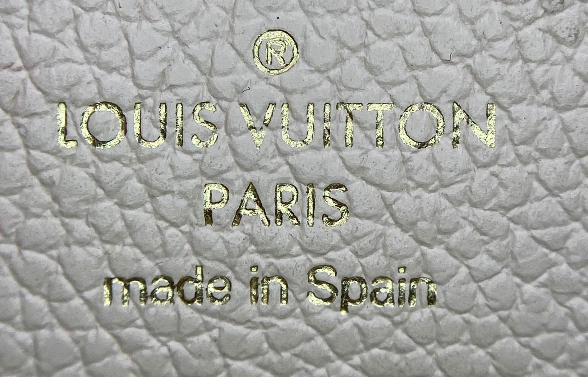 A Louis Vuitton Beige Leather Purse/Wallet. Decorative monogram exterior. Zipped inner - Bild 6 aus 7