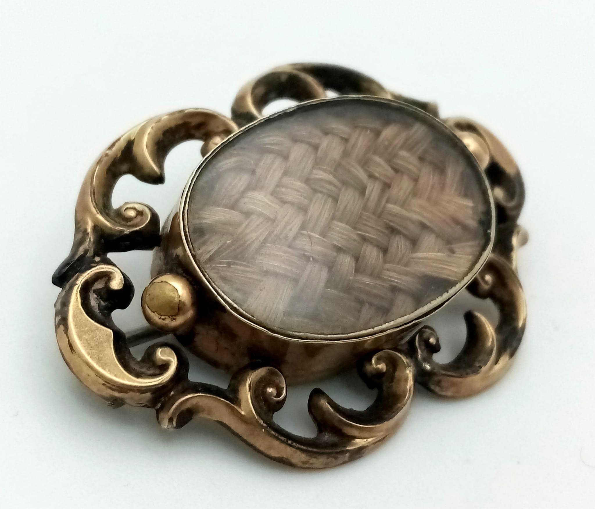 An Antique 9K Yellow Gold (tested) Memorial/Mourning Brooch. Hair encapsulation centre with a - Image 2 of 3