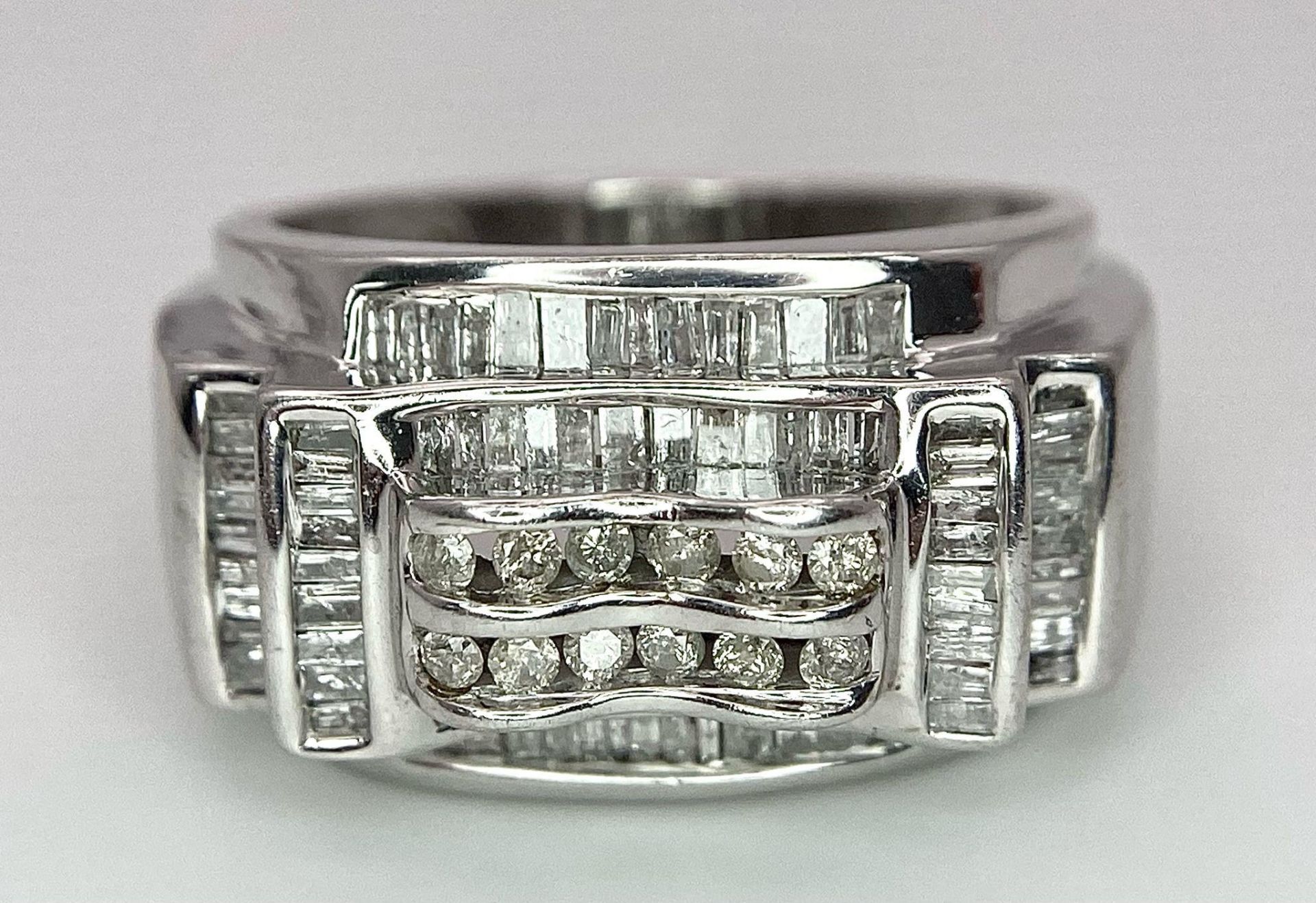 A FABULOUS 9K WHITE GOLD GENTS RING WITH 1CT OF DIAMONDS TO ENHANCE THIS HANDSOME PIECE OF JEWELLERY - Bild 4 aus 7