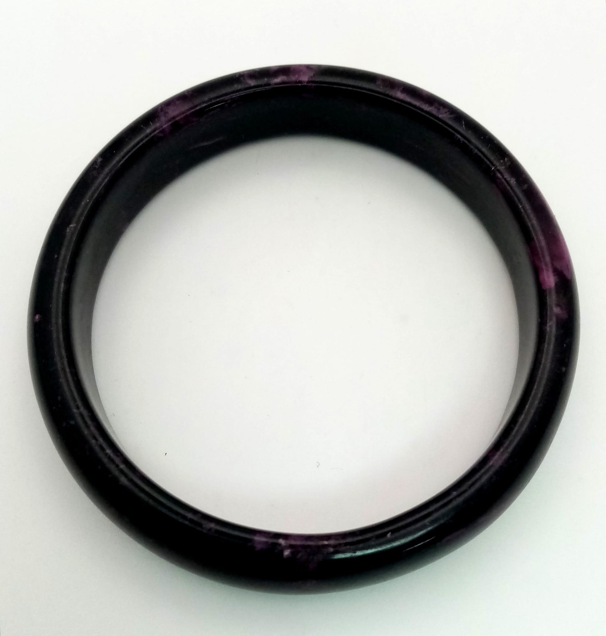 A Shades of Purple Jade Bangle. 6cm inner diameter. 14mm width. - Image 3 of 3