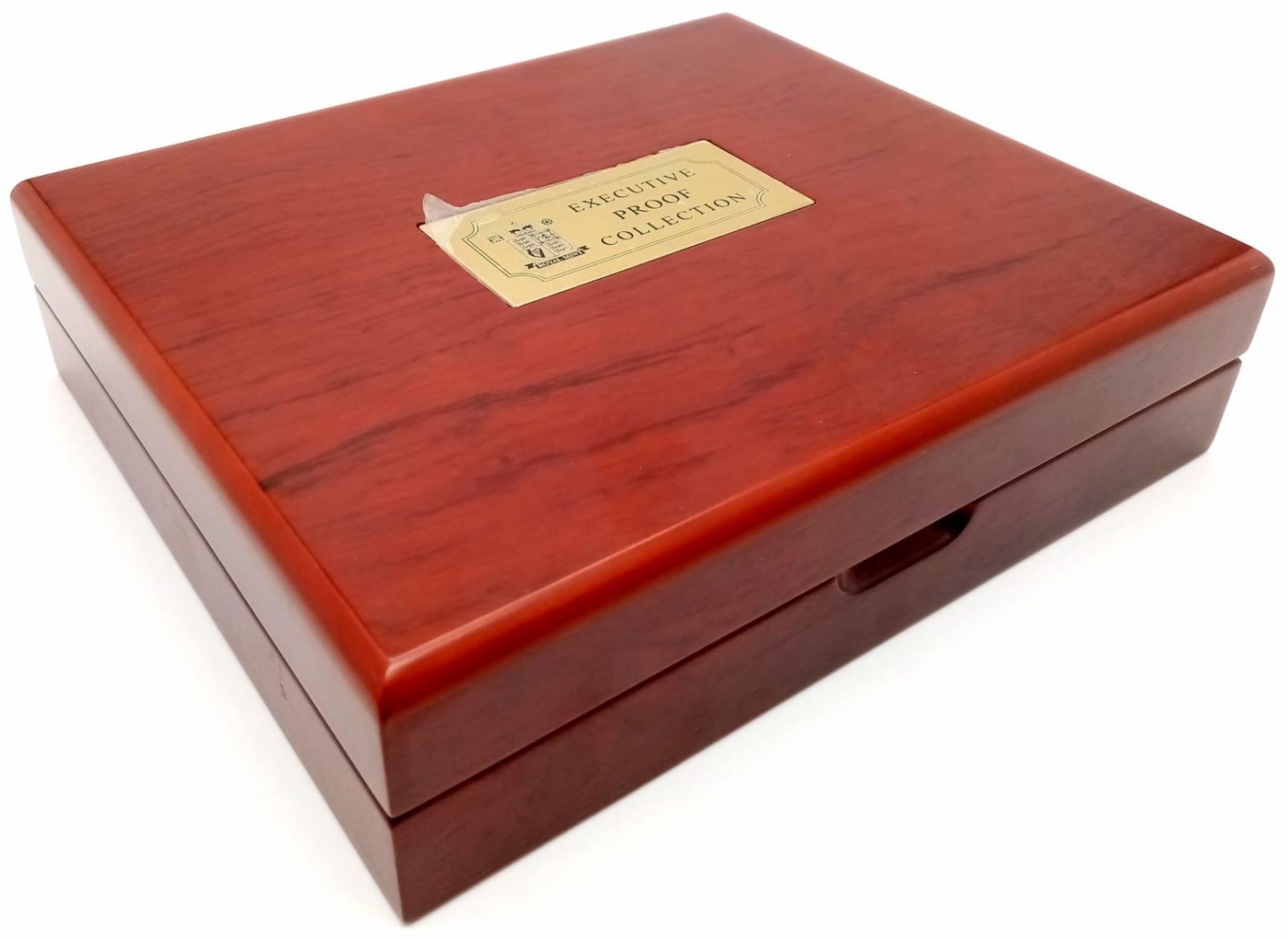 A Royal Mint 2007 Executive Proof Coin Set. 12 coins in total. Comes in a wood presentation case. - Bild 4 aus 4