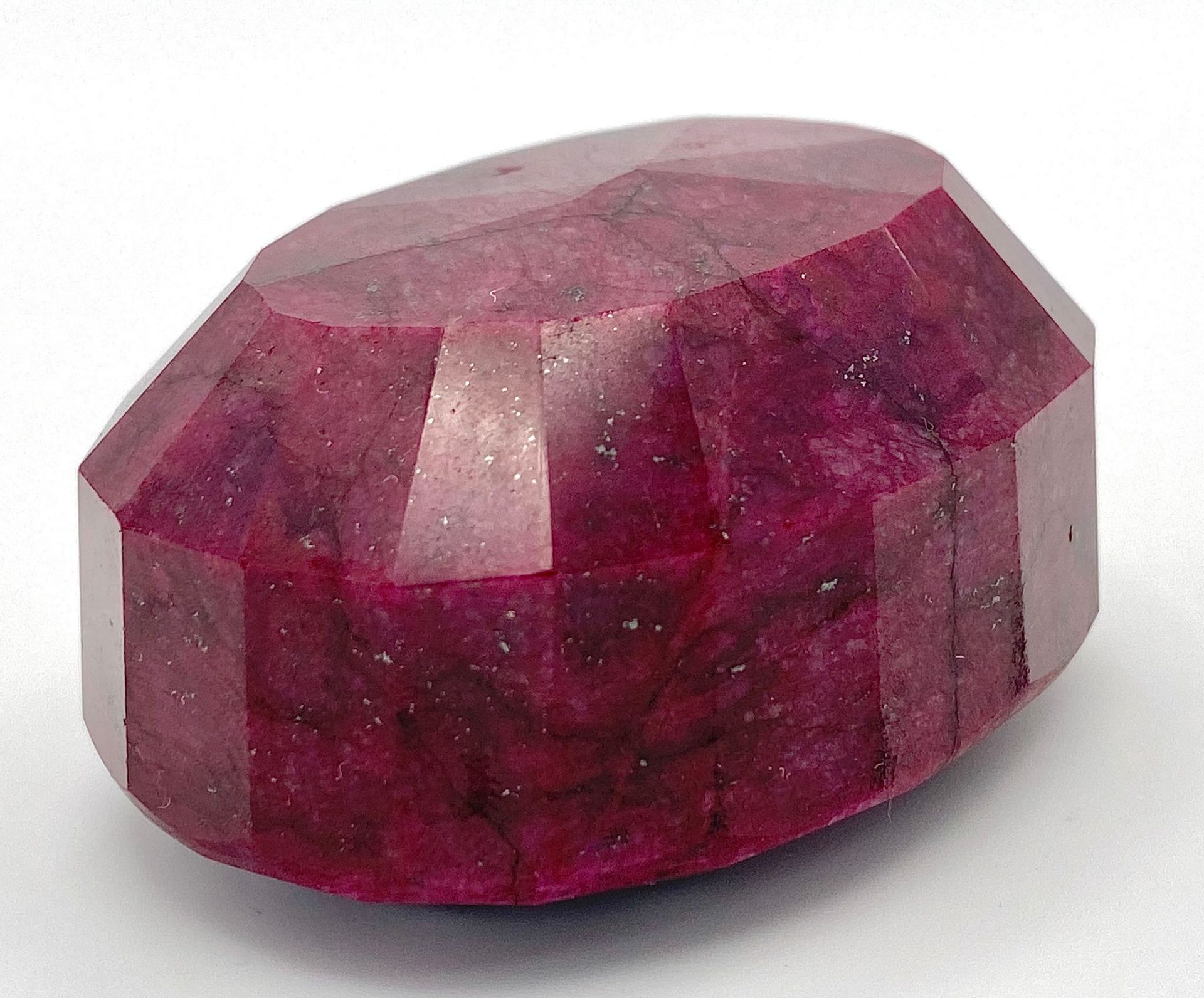 A Large 800ct Ruby - Oval cut and heat treated. No certificate so as found. 6.5 x 4.5cm. - Bild 2 aus 4