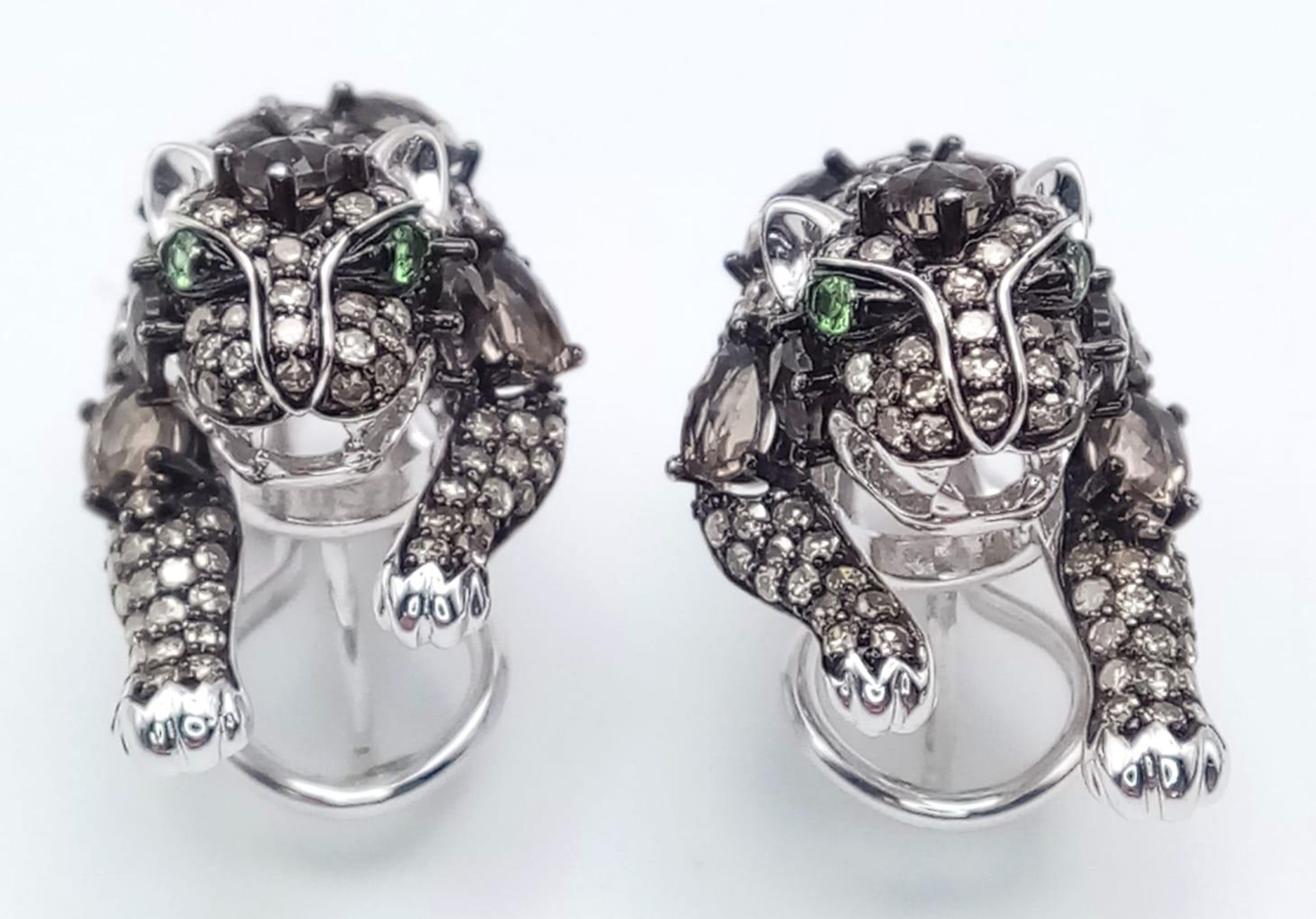A STUNNING PAIR OF 14K WHITE GOLD DIAMOND , CHAMPAGNE DIAMONDS AND EMERALD PANTHER EARRINGS. 10.5gms - Image 2 of 8