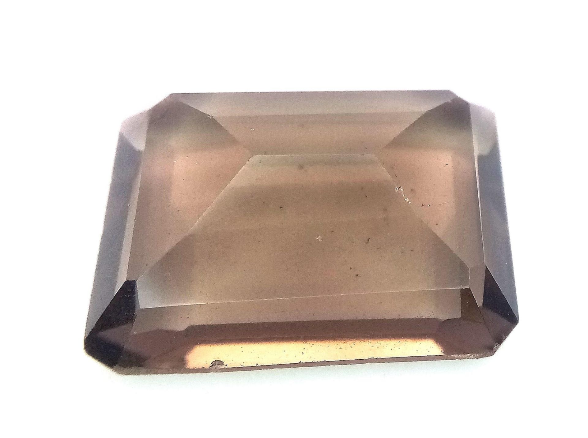 A 26.20ct Faceted Rectangular Cut Smoky Quartz. Comes with GLI certificate. Ref: CV17 - Bild 2 aus 4