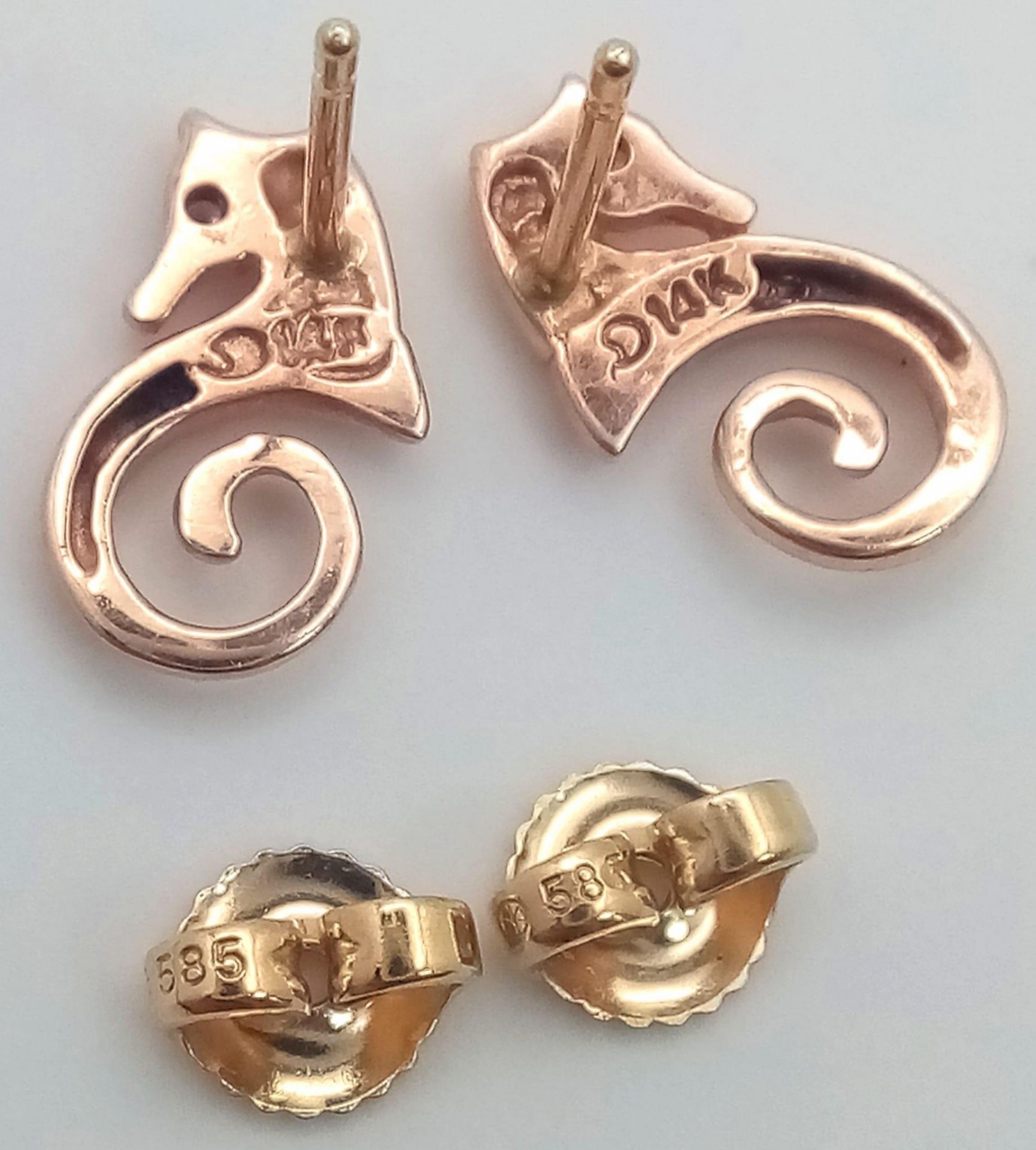 A Pair of 14K Gold and Diamond Seahorse Figure Earrings. 2.43g total weight. - Bild 3 aus 3