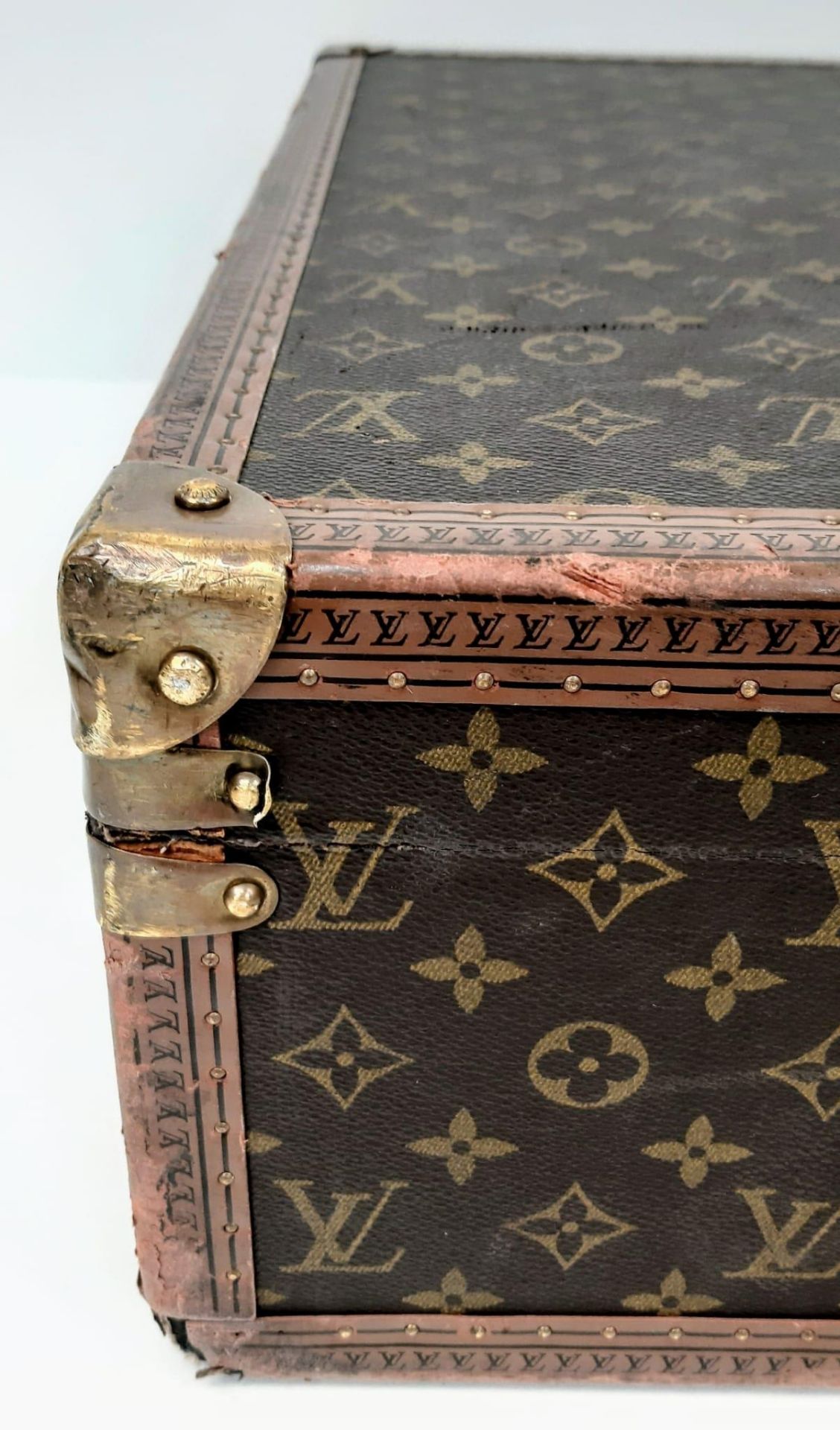 A Vintage Louis Vuitton Bisten 80 Trunk. Famous Monogram Leather With Gold Tone Hardware. Size - Bild 9 aus 16