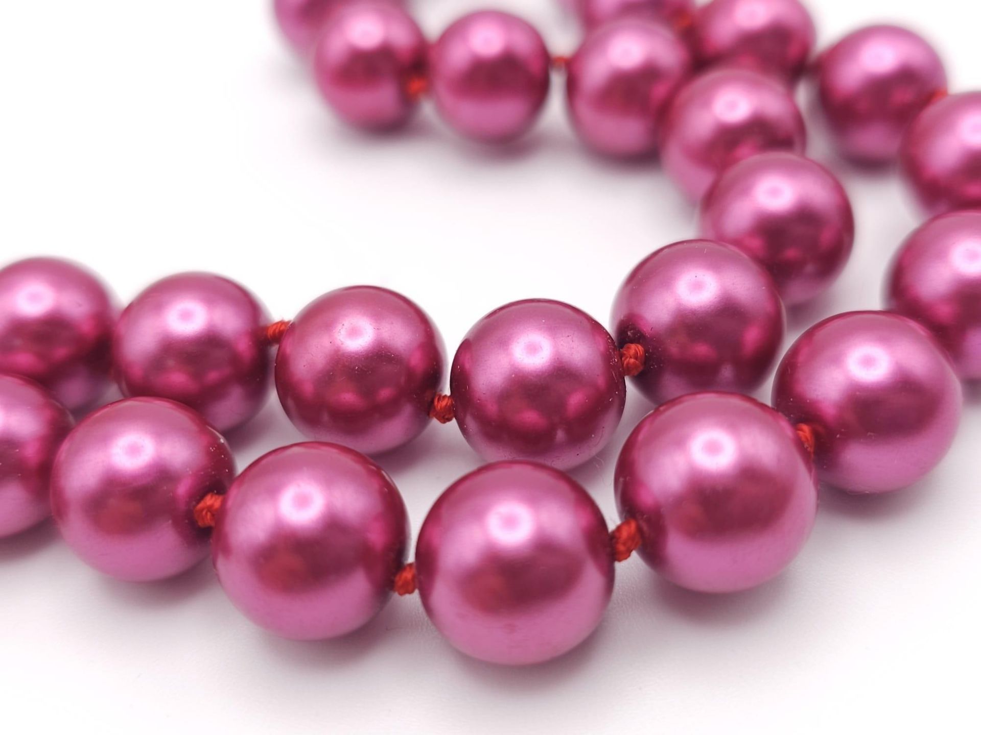 A Metallic Pink South Sea Pearl Shell Bead Necklace. 12mm beads. 44cm necklace length. - Bild 2 aus 2