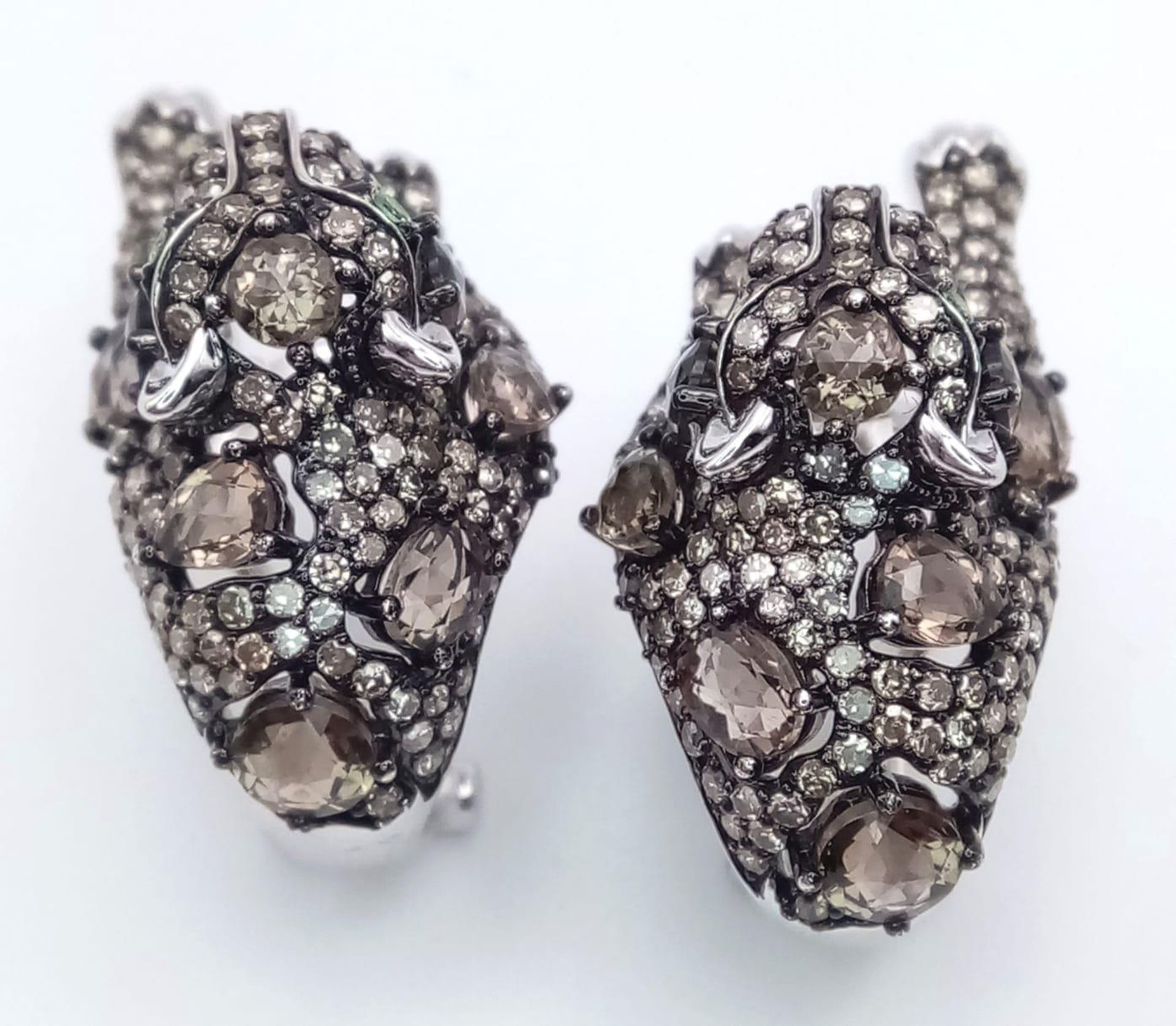 A STUNNING PAIR OF 14K WHITE GOLD DIAMOND , CHAMPAGNE DIAMONDS AND EMERALD PANTHER EARRINGS. 10.5gms - Image 4 of 8