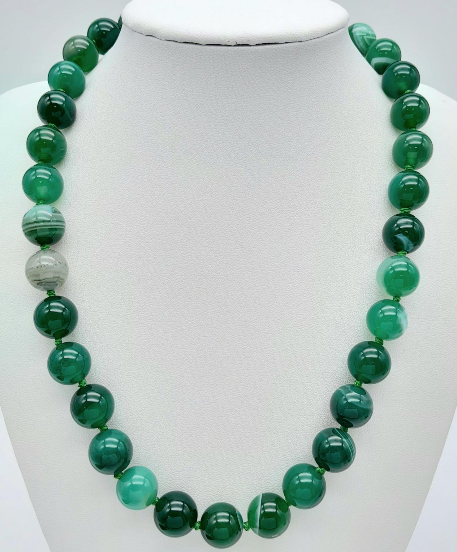 A Green Striped Rich Agate Bead Necklace. 12mm beads. 44cm length.