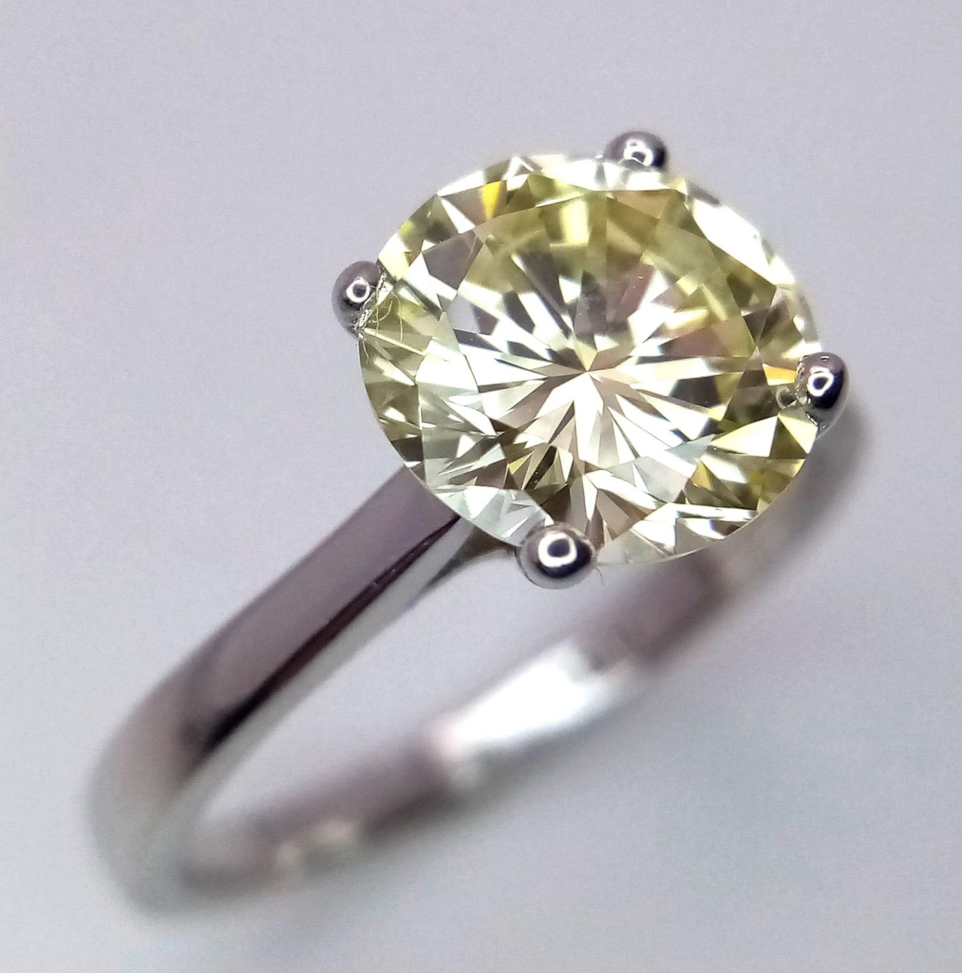 An 18K White Gold and 2.47ct VVS Yellow Diamond Ring. A brilliant round cut dancing centrepiece - - Bild 3 aus 8