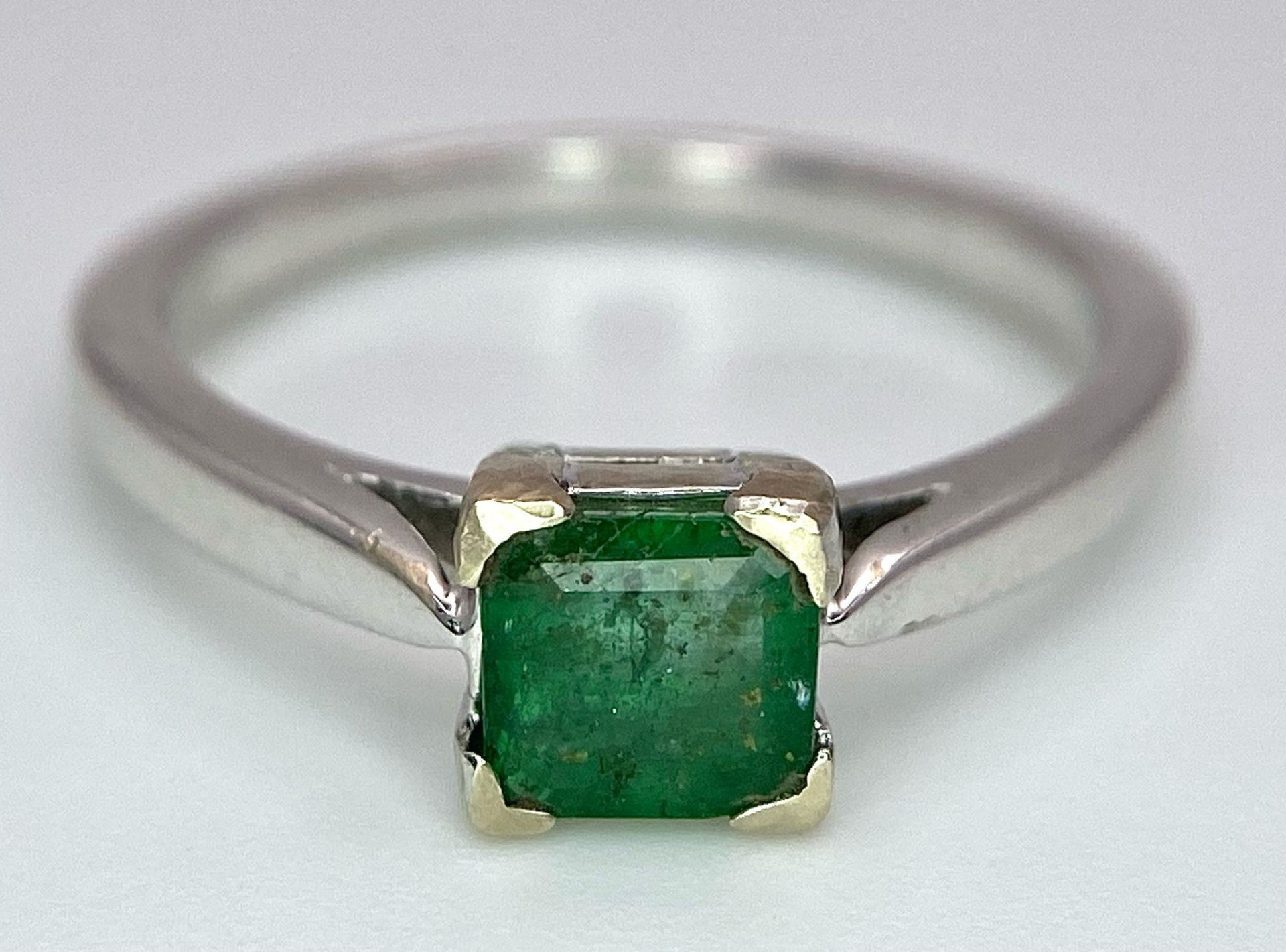 AN 18K WHITE GOLD RING WITH SQUARE EMERALD CENTRE STONE . 3.3gms size N - Bild 4 aus 7