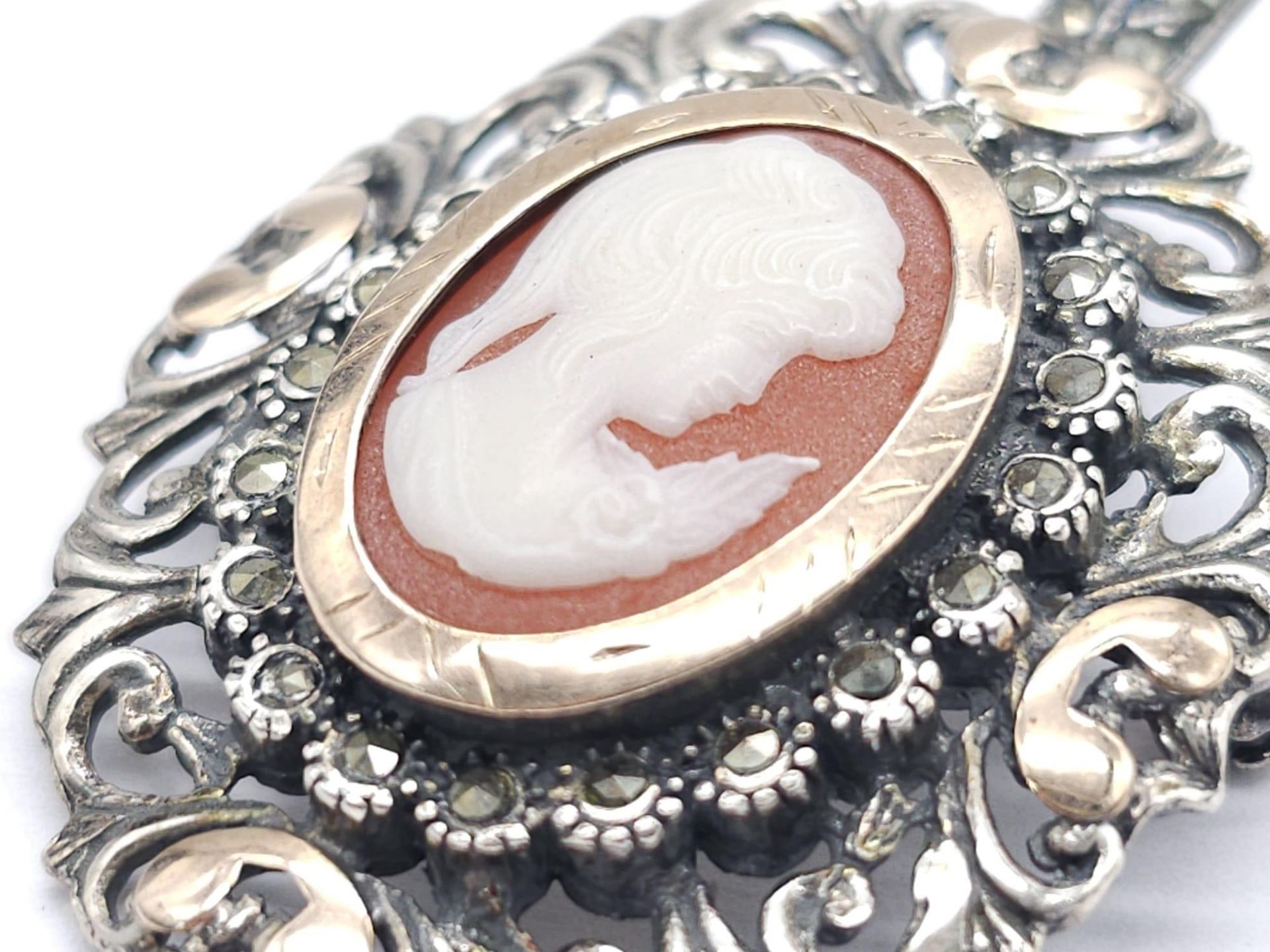 An Antique Silver and Rose Gold Decorative Cameo Brooch. Central small cameo with a rose gold halo - Bild 3 aus 8