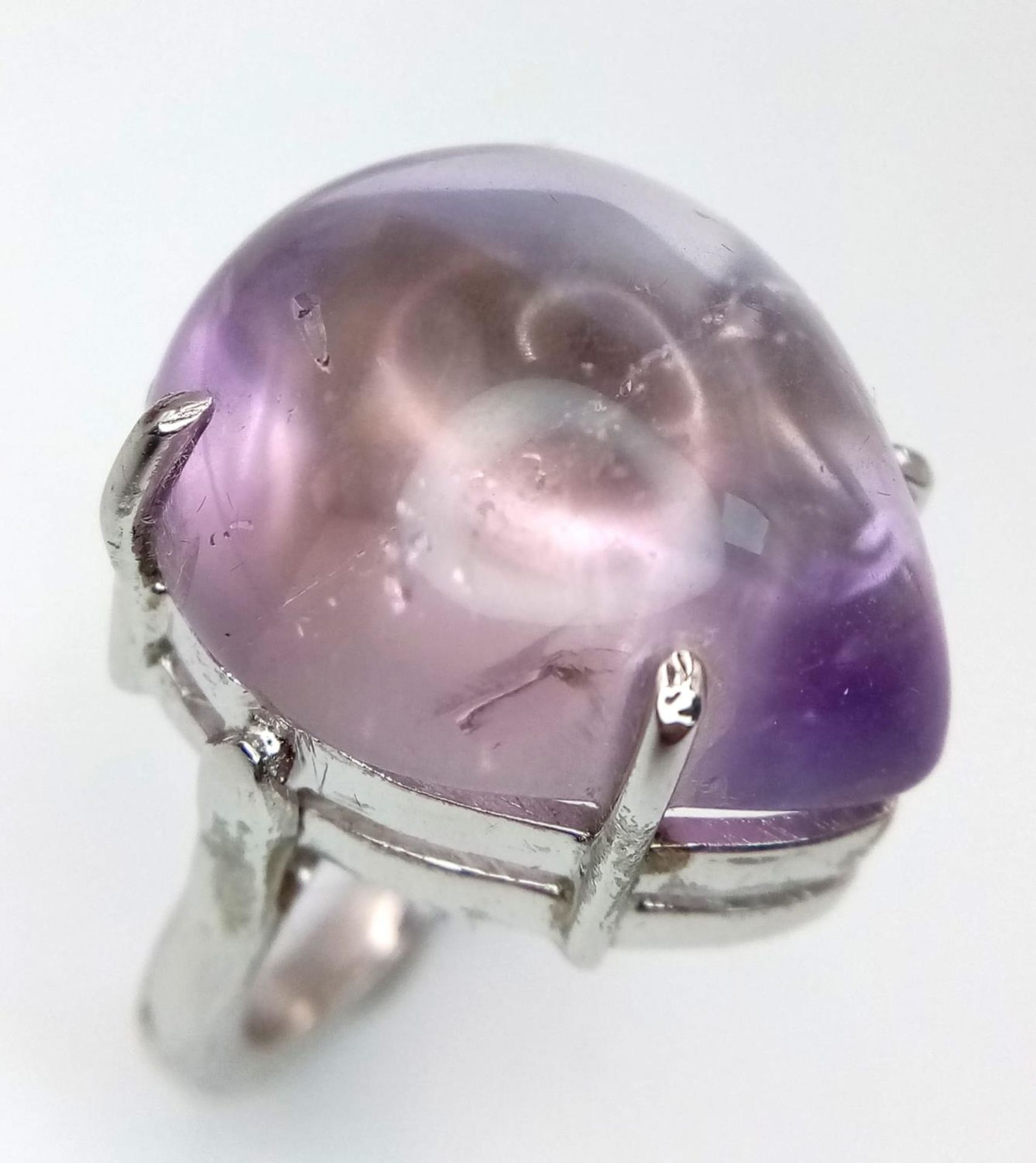 An Amethyst Cabochon 925 Silver Ring. 45ct. W-16g. Size P/Q. Comes with a presentation case. Ref: