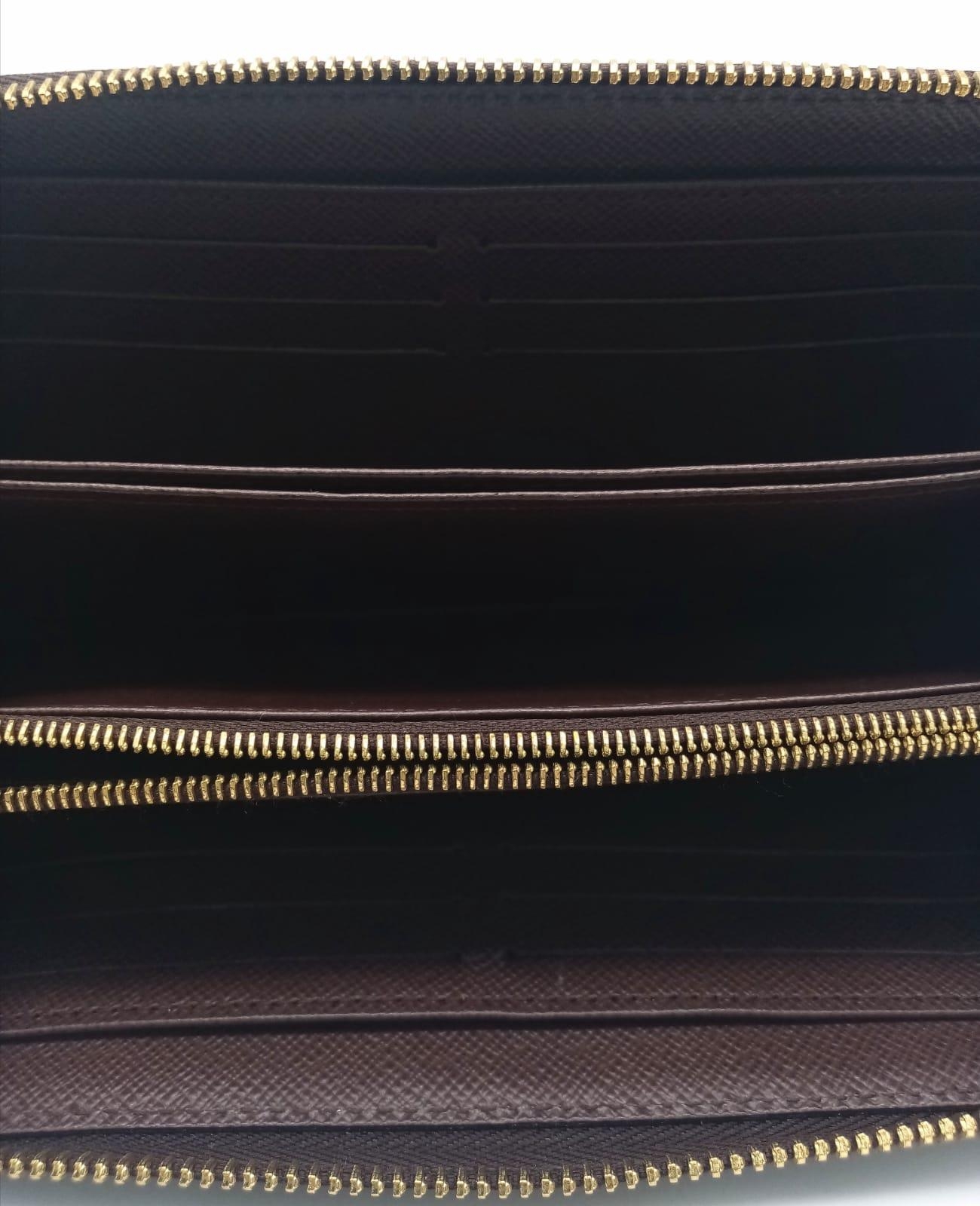 A Louis Vuitton LV damier zippy wallet. Gold tone hardware zip. Size approx. 20x10x2cm. ref:16362 - Image 3 of 5