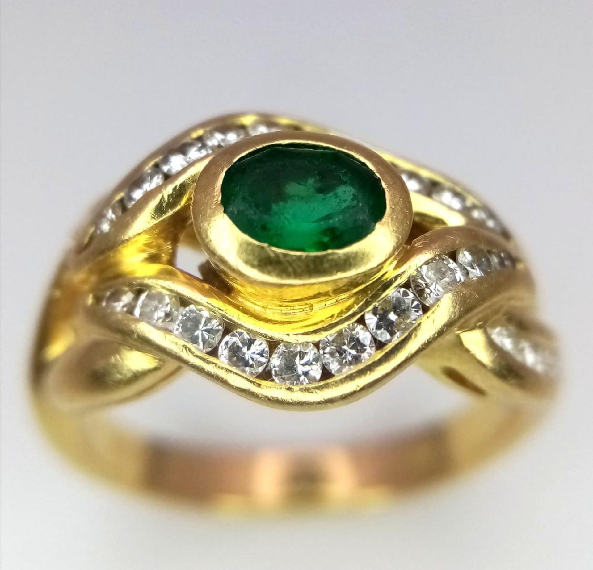 An 18K Yellow Gold Emerald and Diamond Ring. Central oval emerald eye with beautiful diamond lids! - Bild 7 aus 8