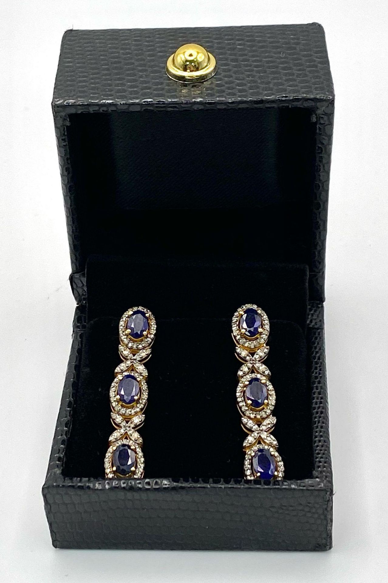 A Pair of Blue Sapphire and Diamond Drop Earrings. Set in gilded 925 Silver. Sapphire ovals - 8ctw - Bild 3 aus 4