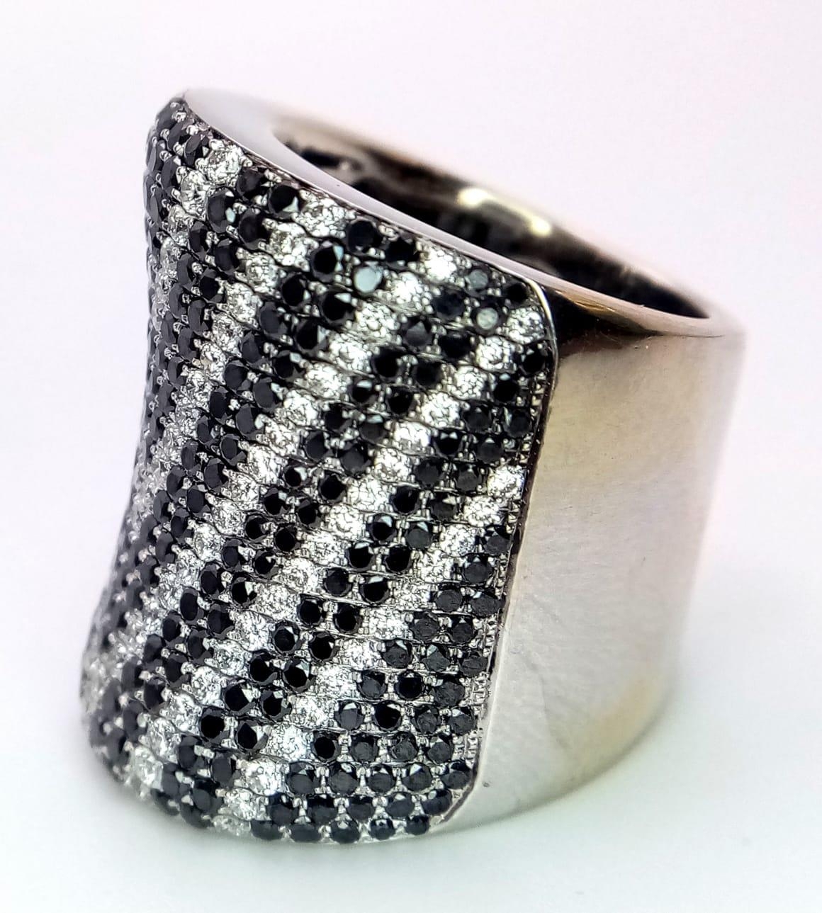 An Incredible Black and White Diamond 18K Gold Dress Ring. This cylindrical masterpiece has over 200 - Image 4 of 5