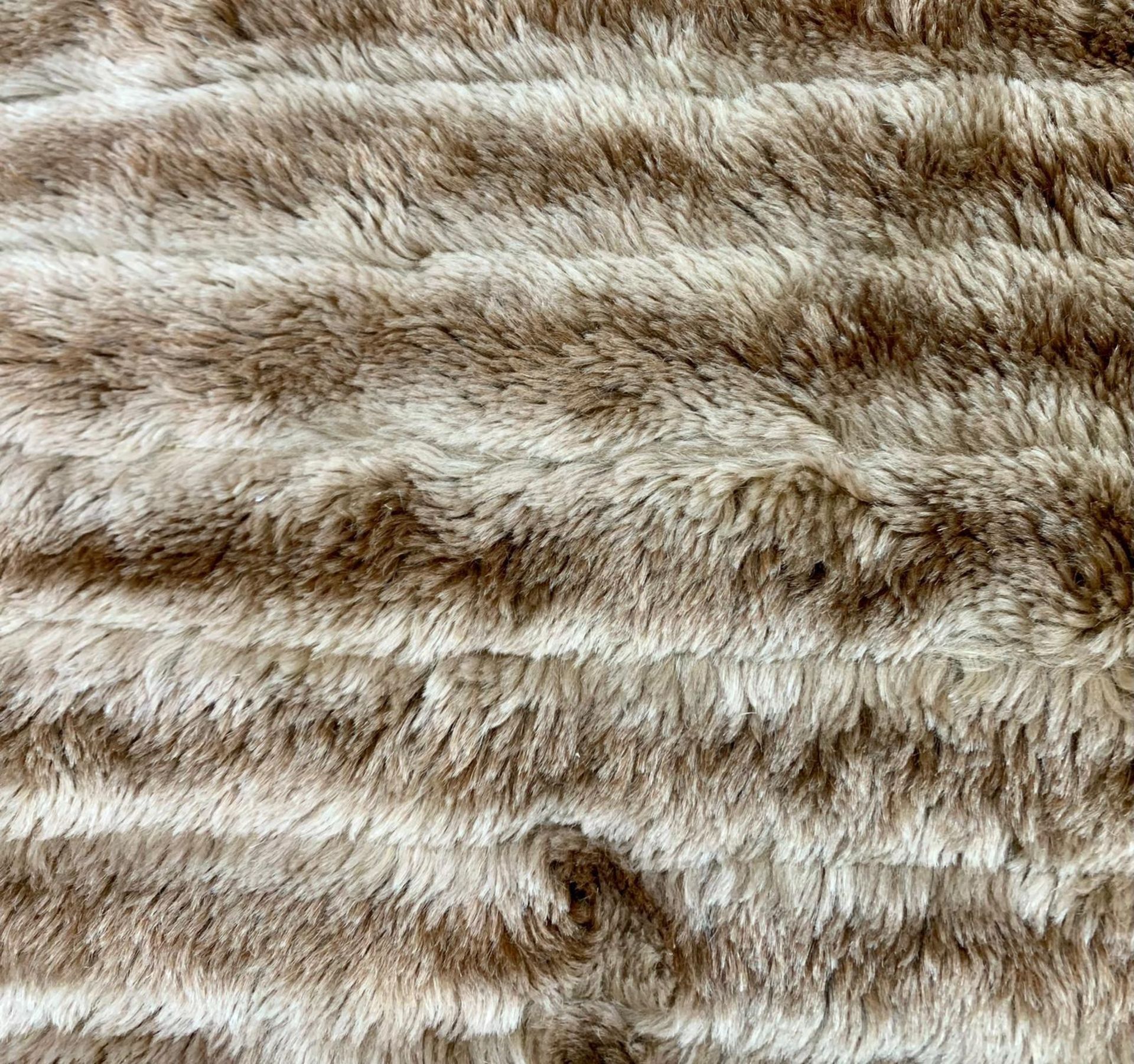 Warm up your cockles with this Mid Century, Faux Fur Rug. This large, super soft, long rug - Bild 2 aus 5