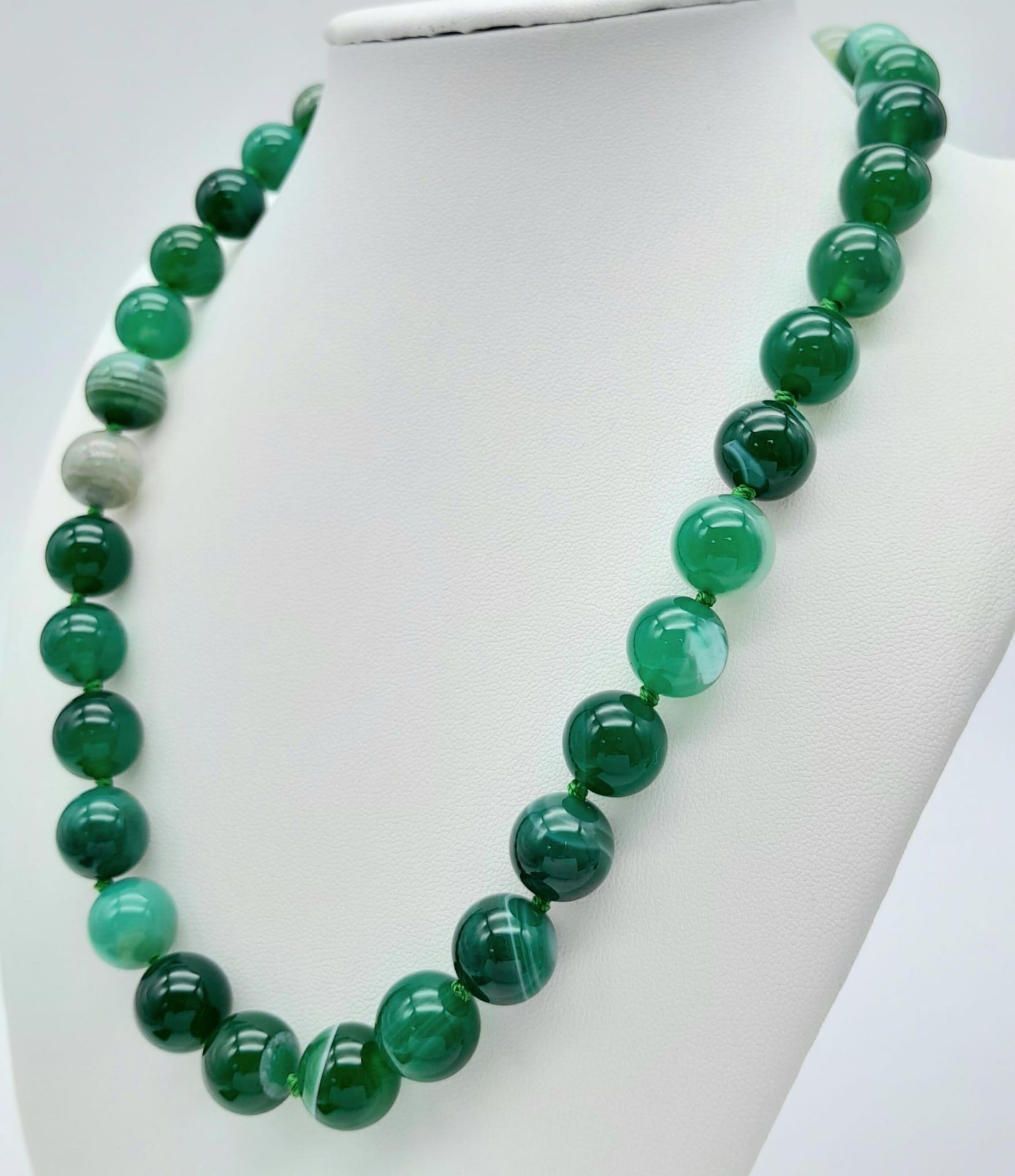A Green Striped Rich Agate Bead Necklace. 12mm beads. 44cm length. - Image 2 of 4