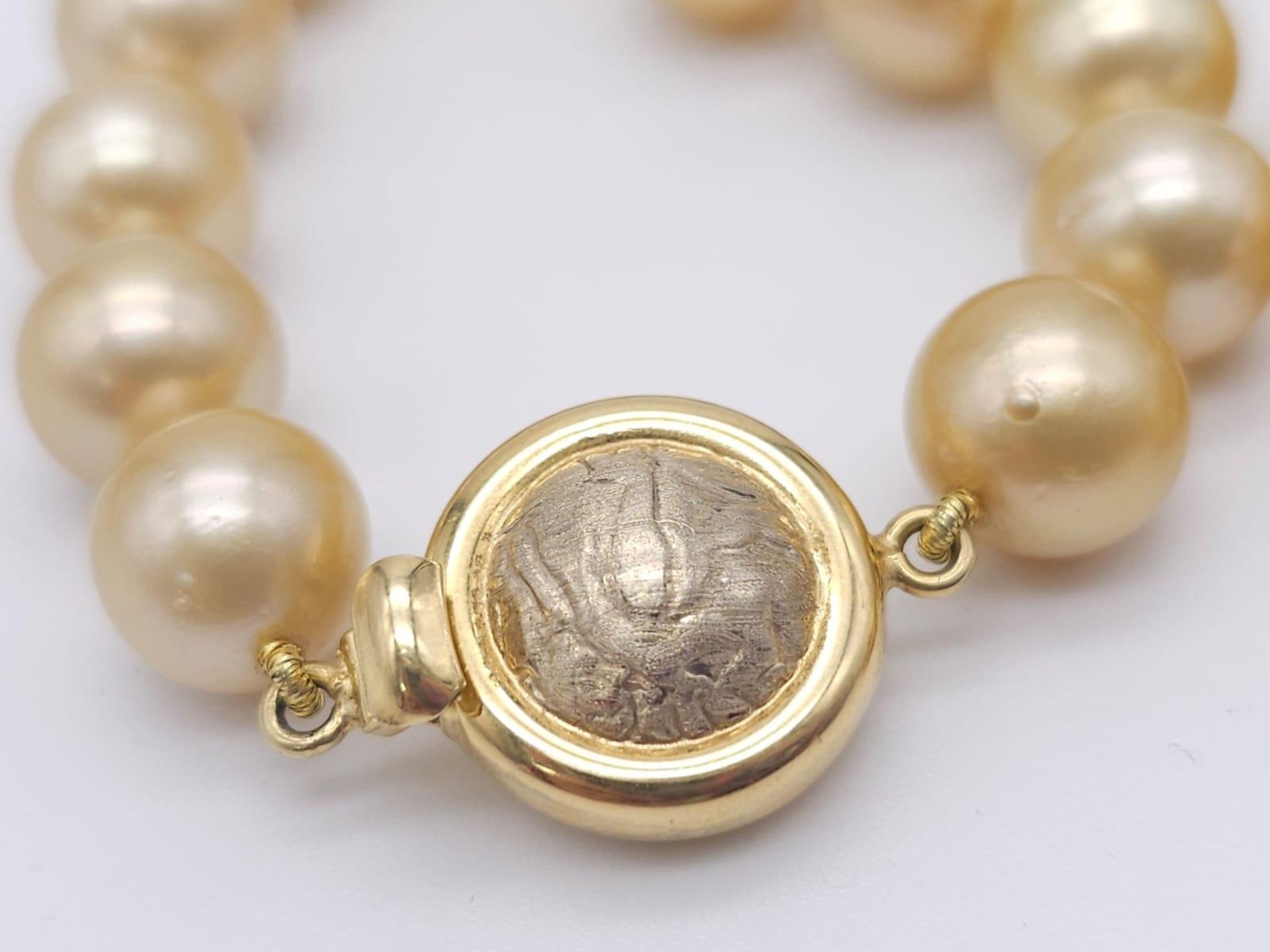 Luxurious Fresh Water Pearl Necklace with an ornate 18kt Yellow Gold Vintage Clasp. Measures 44cm in - Bild 3 aus 6