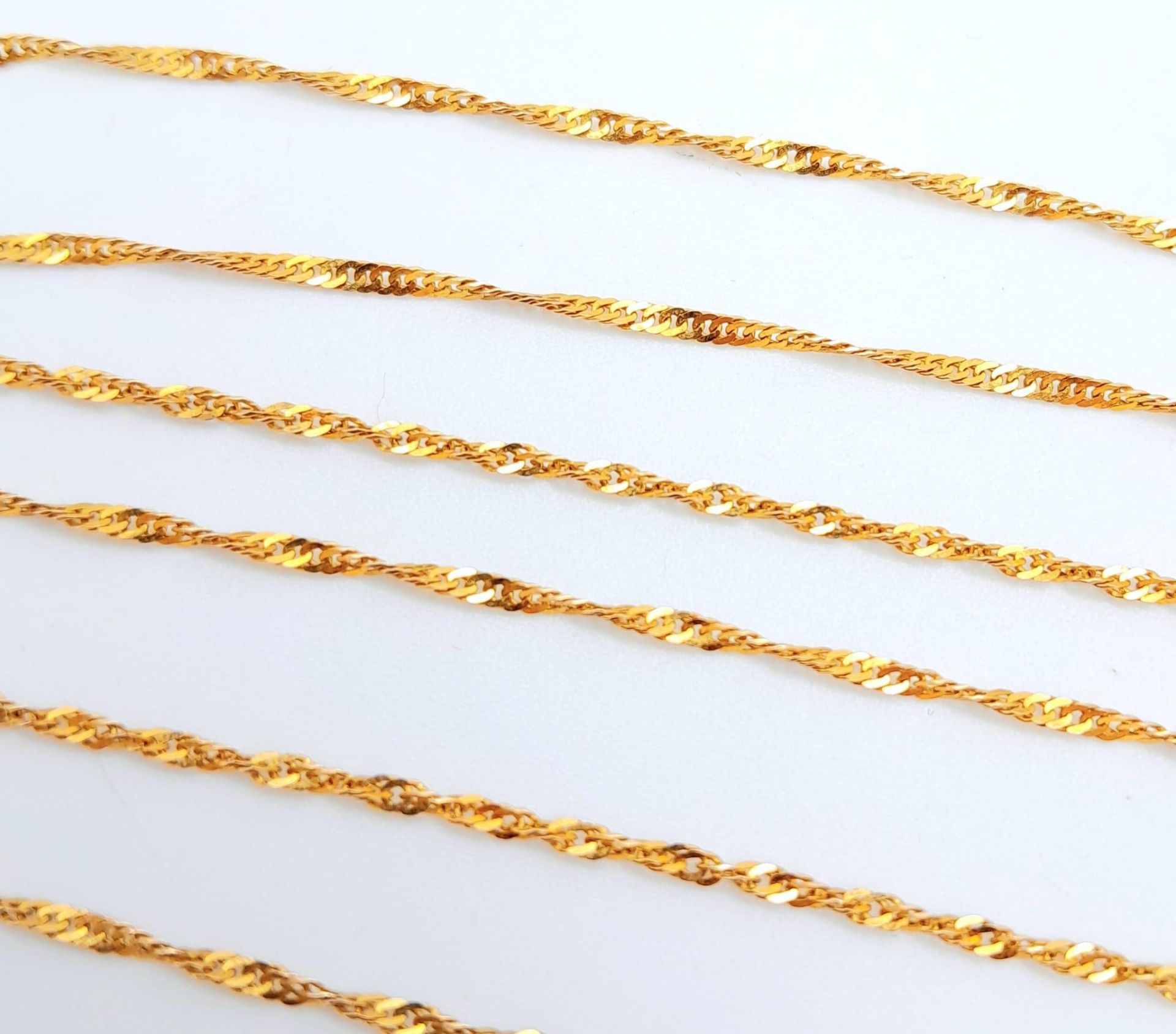 An Italian 9K Yellow Gold Twisted Flat Curb Necklace. 60cm length. 2.31g weight. - Bild 4 aus 5