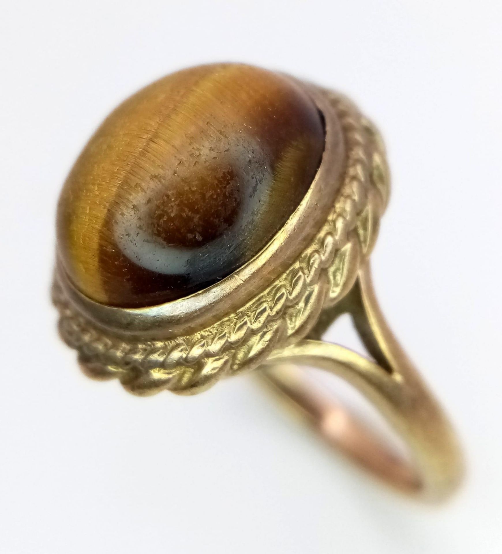 A Vintage 9K Yellow Gold Tigers Eye Cabochon Ring. Size N. 5g total weight. - Image 2 of 4