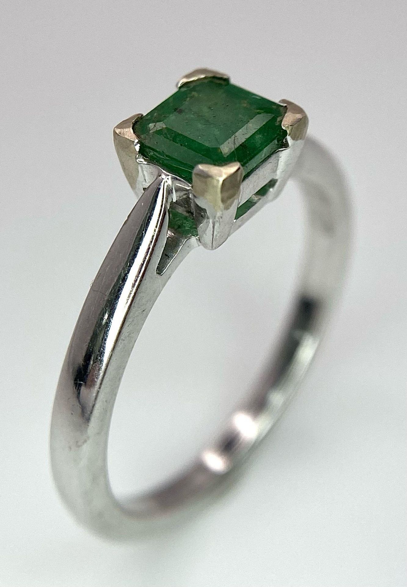 AN 18K WHITE GOLD RING WITH SQUARE EMERALD CENTRE STONE . 3.3gms size N - Bild 3 aus 7