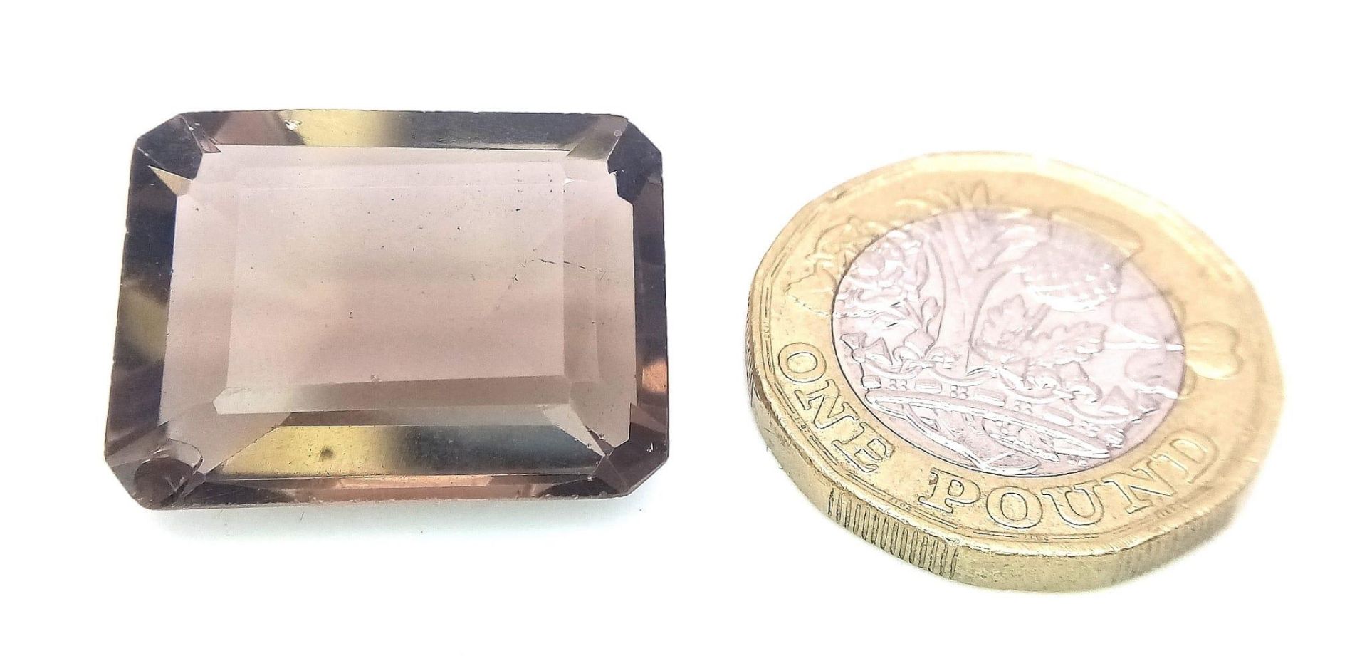 A 26.20ct Faceted Rectangular Cut Smoky Quartz. Comes with GLI certificate. Ref: CV17 - Bild 3 aus 4