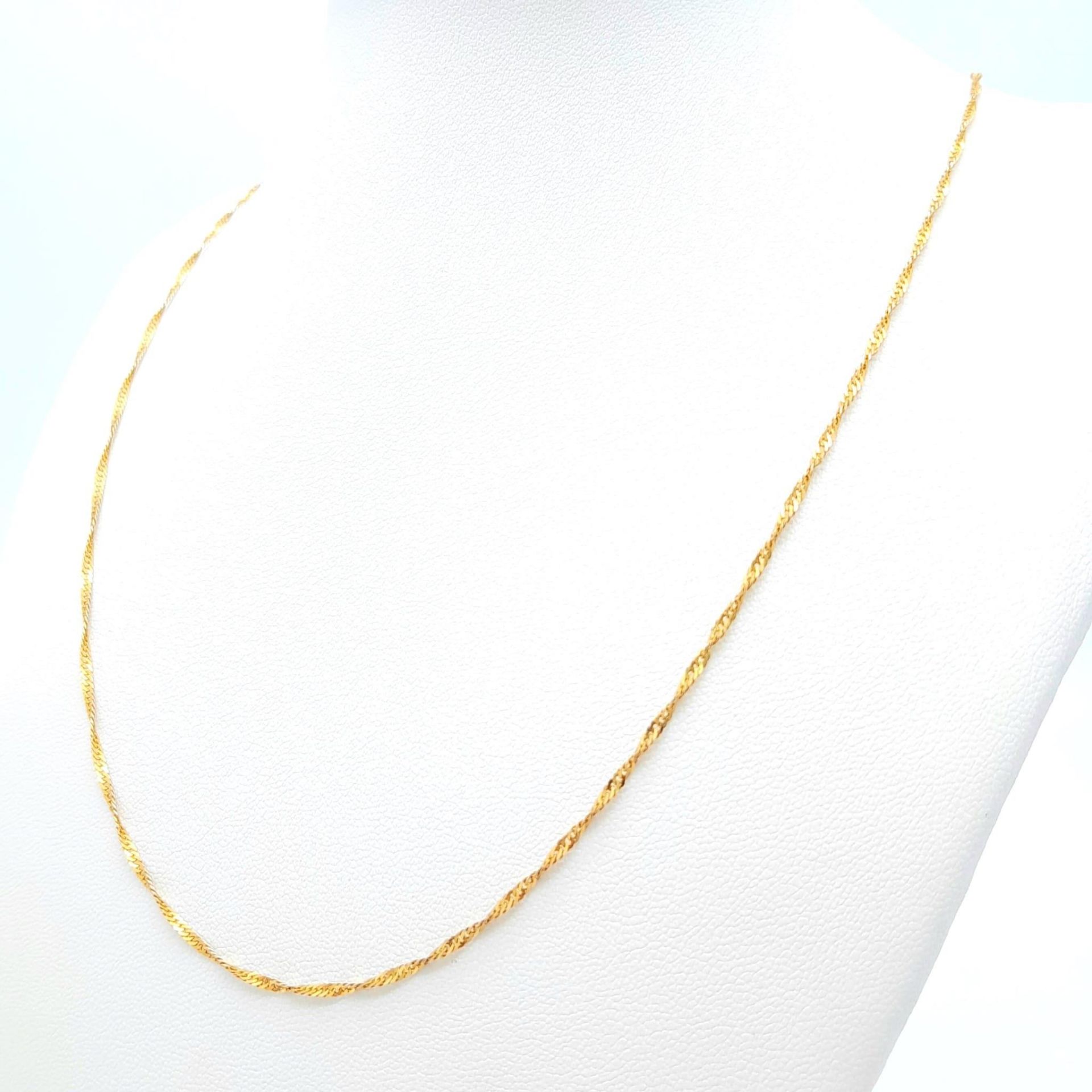 An Italian 9K Yellow Gold Twisted Flat Curb Necklace. 60cm length. 2.31g weight. - Bild 2 aus 5