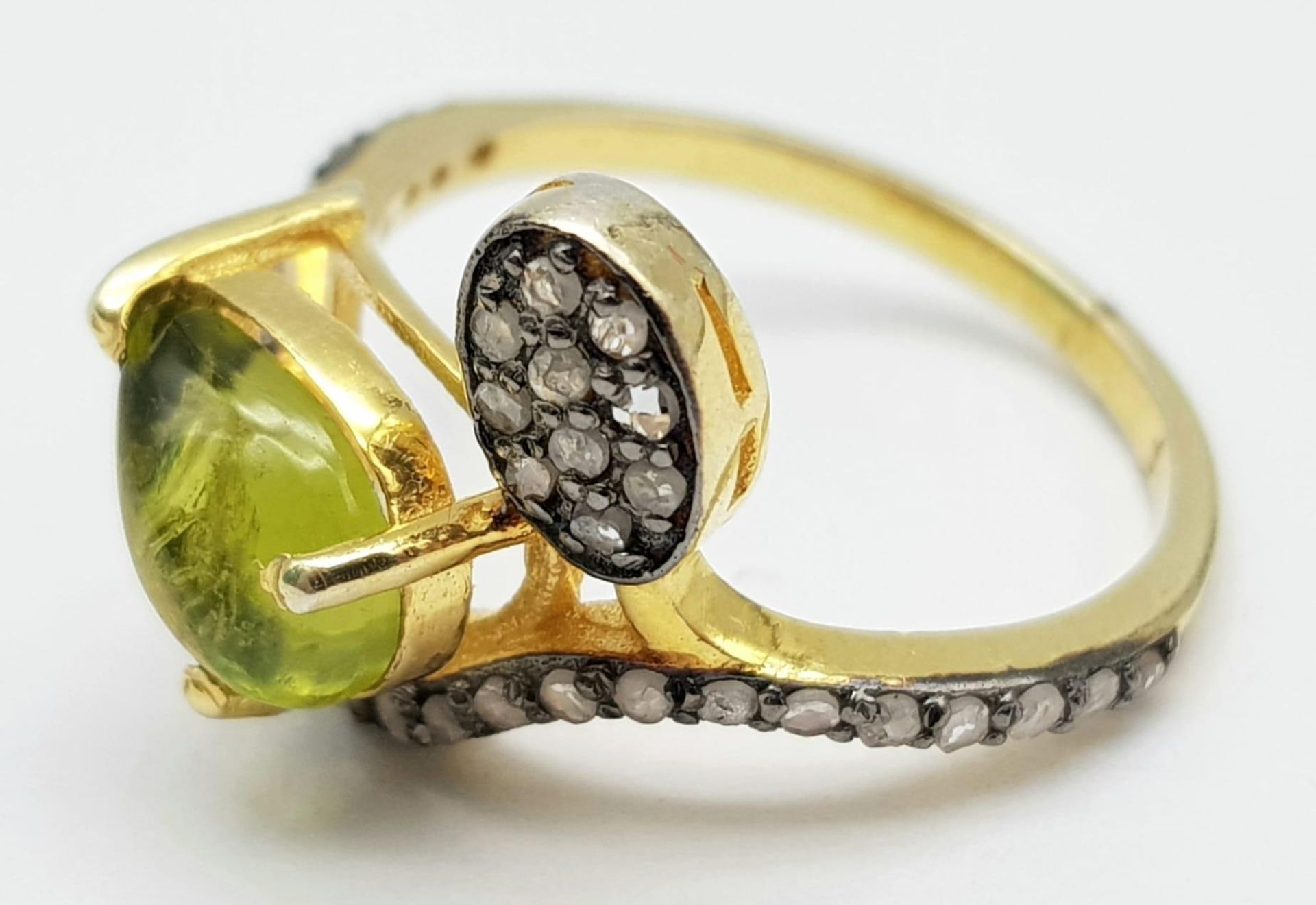 A Nigerian Tourmaline & Diamond Crossover Ring set in 925 Gold Plated Silver. Tourmaline - 0.40ct. - Image 3 of 5