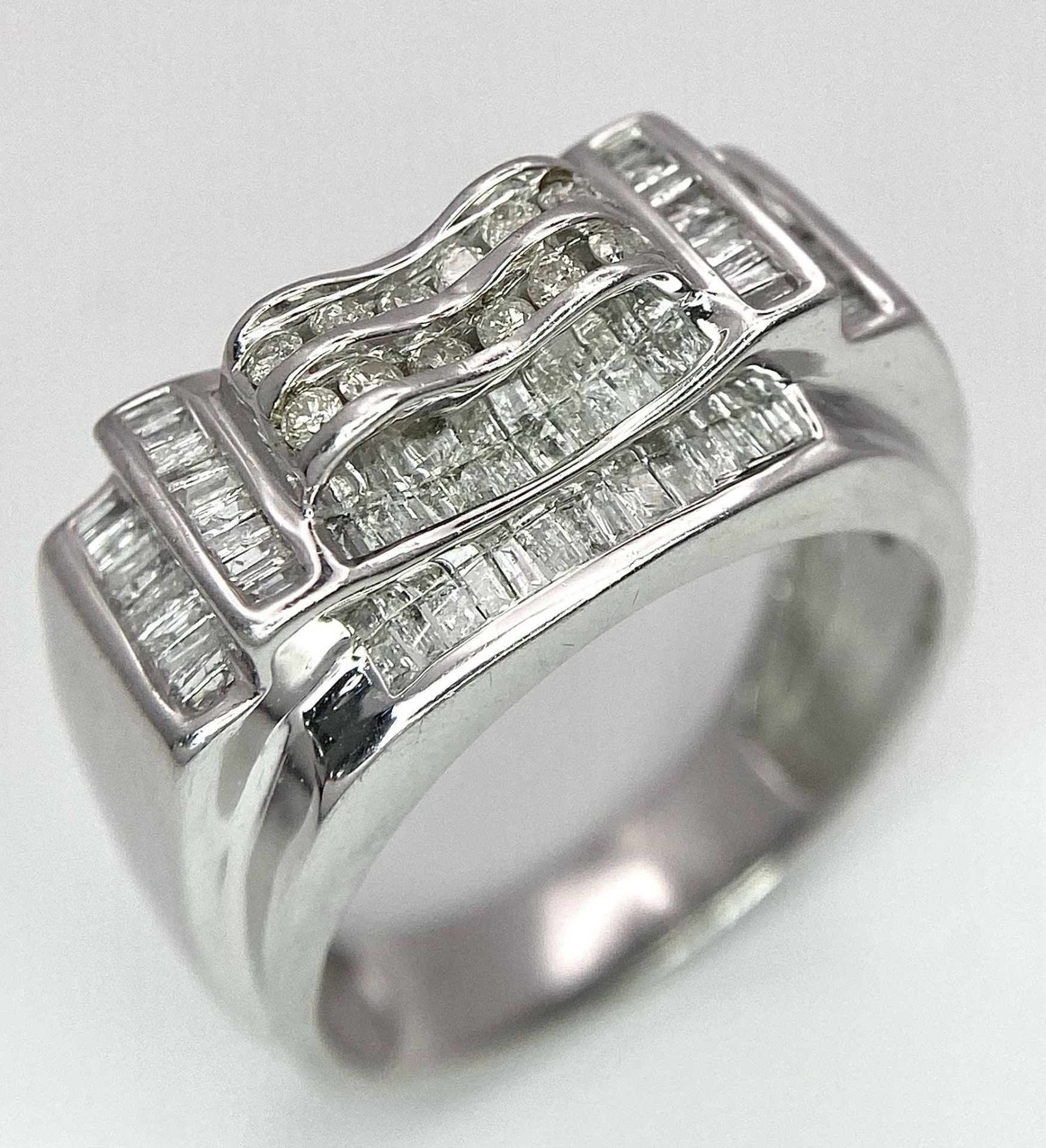 A FABULOUS 9K WHITE GOLD GENTS RING WITH 1CT OF DIAMONDS TO ENHANCE THIS HANDSOME PIECE OF JEWELLERY