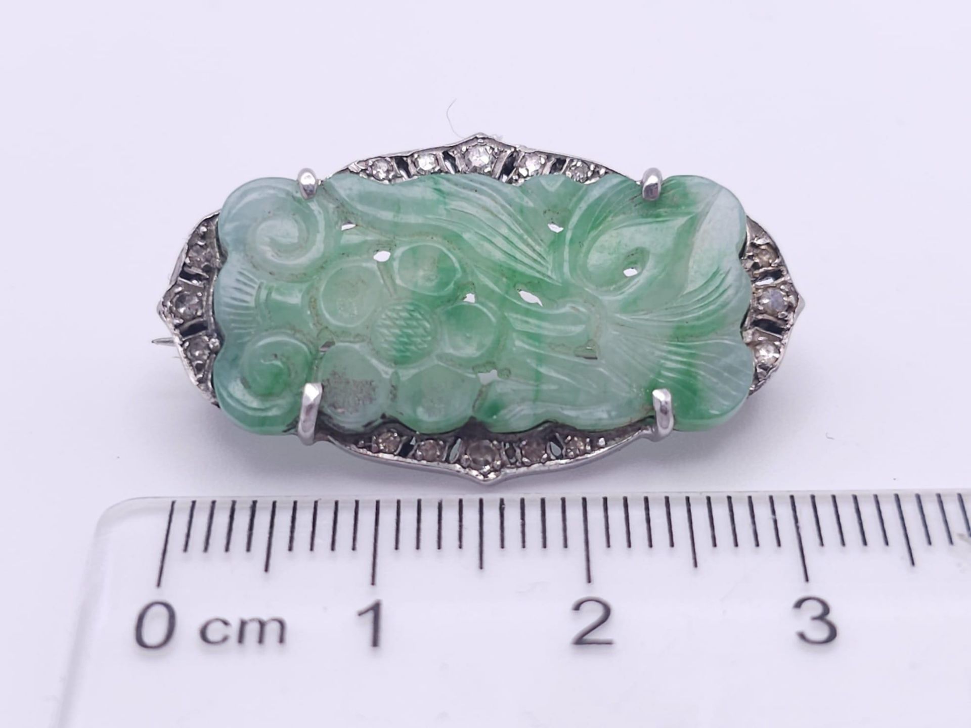 AN ART DECO JADE AND DIAMOND BROOCH SET IN PLATINUM . 6.7gms 3.5cms 15098 - Image 6 of 6