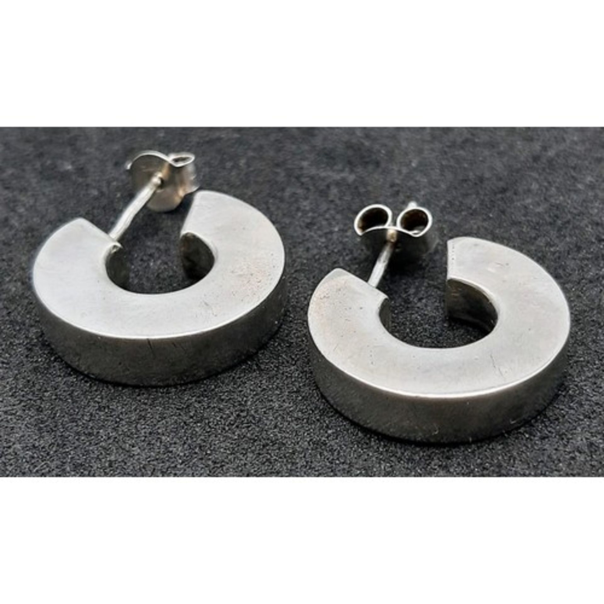 Pair of Sterling Silver 'C' design earrings. Weight: 4.36g - Bild 2 aus 5