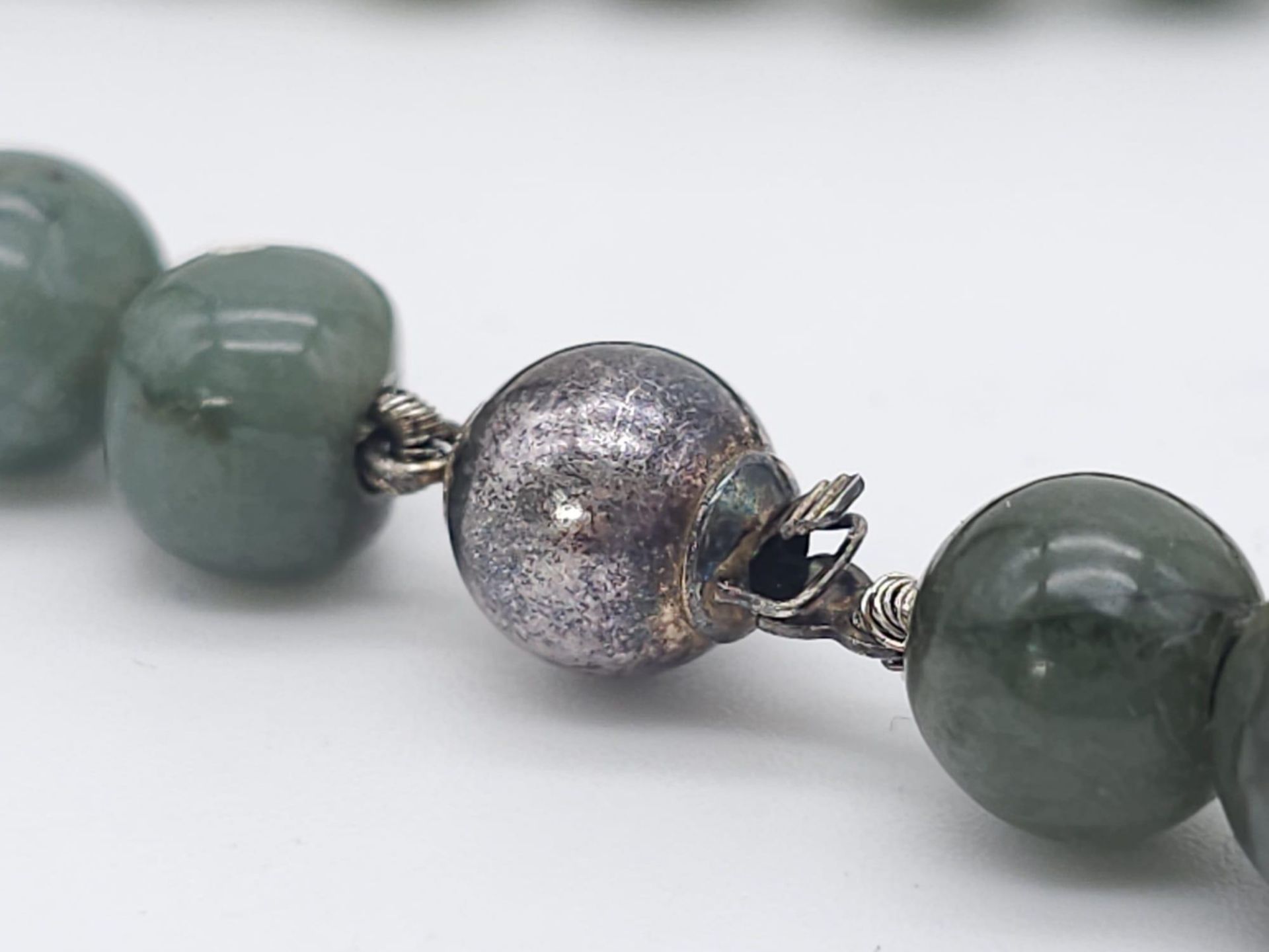 A Jade Beaded Necklace with a 925 Silver Vintage Clasp. Measuring 44cm in length with a total weight - Bild 3 aus 5