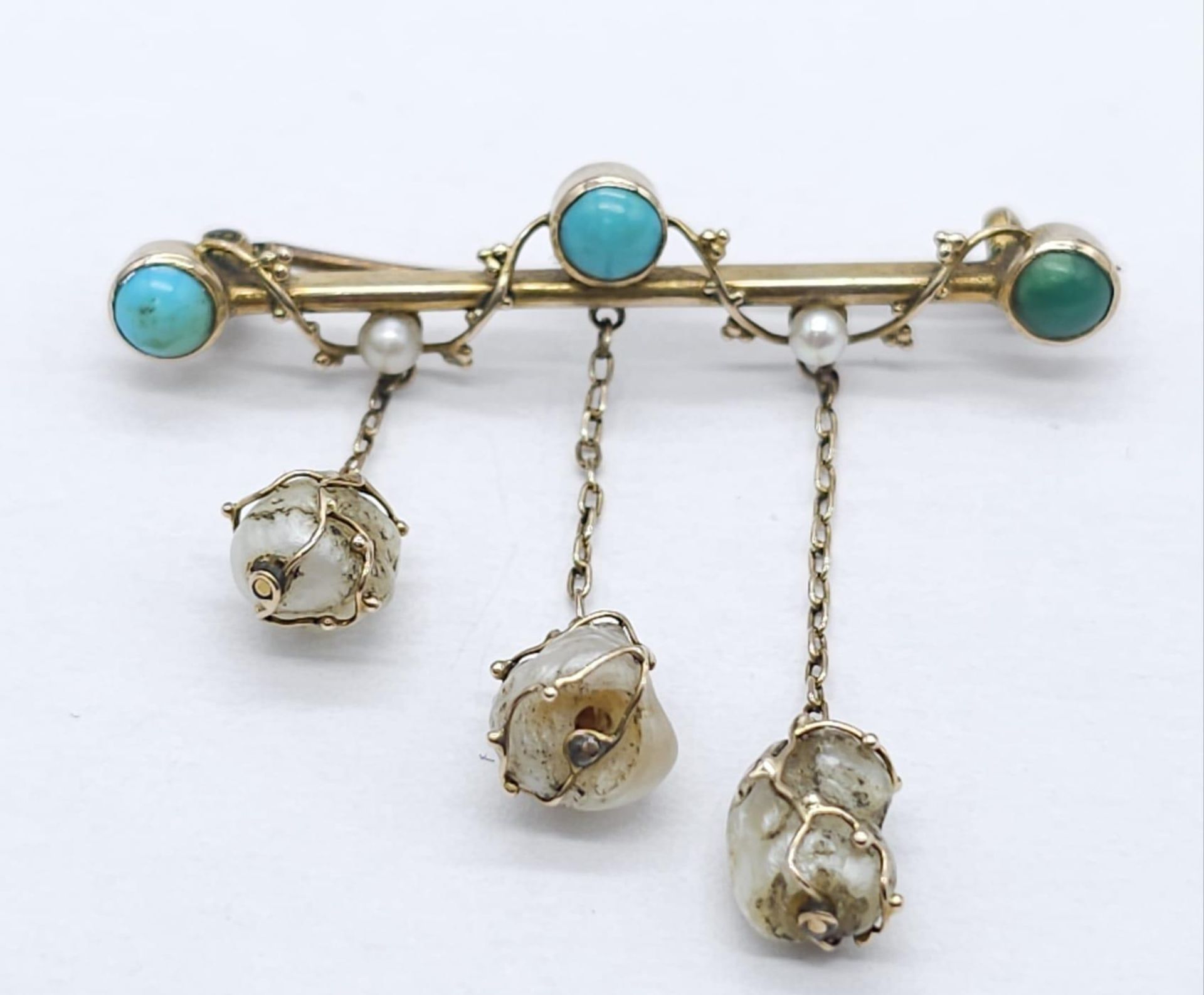 An Antique Gold, Turquoise and Pearl Bar Brooch. Three turquoise cabochons complimented with three - Bild 3 aus 9
