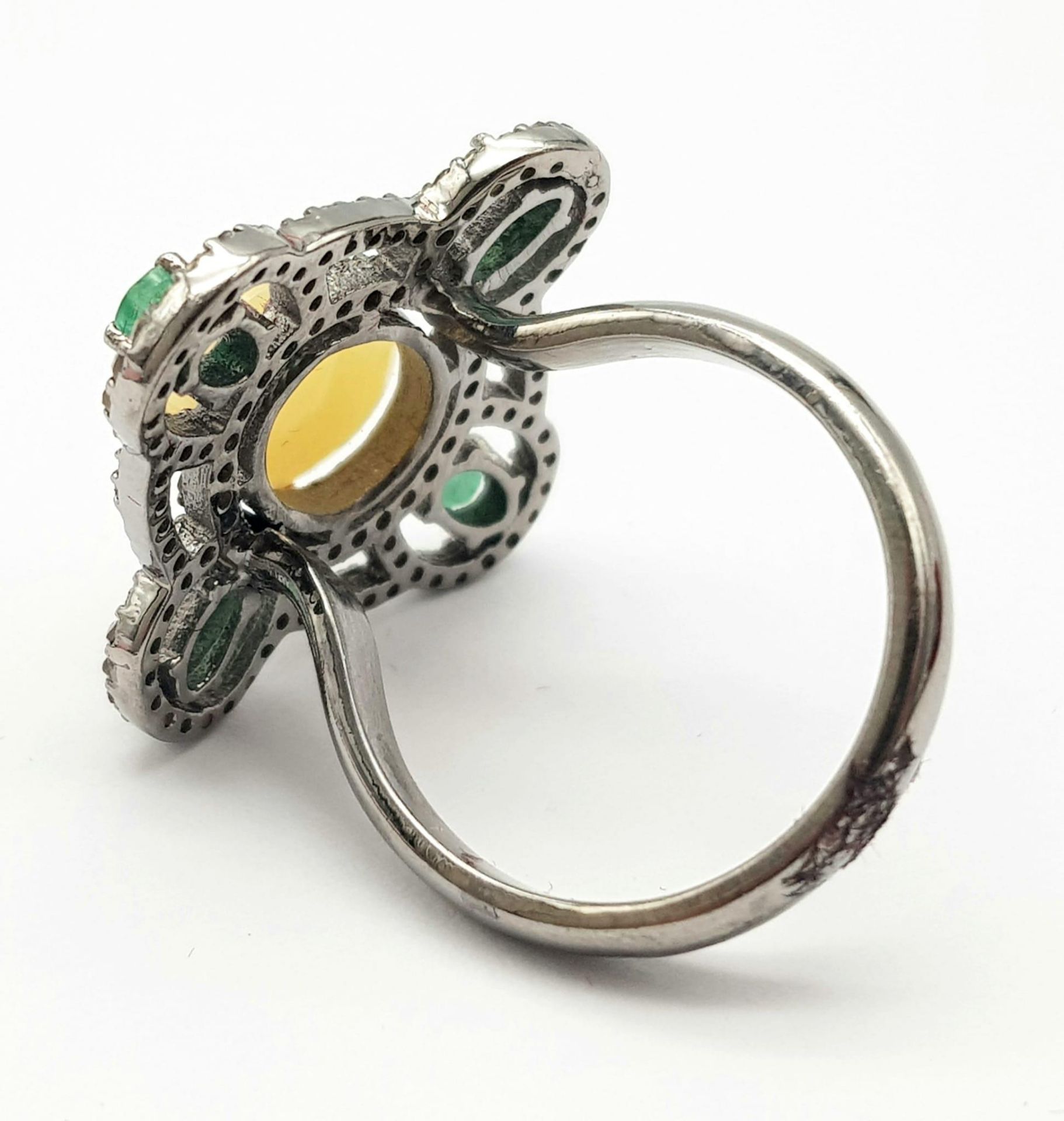 A Beautifully Designed 2.25ct Opal Ring with 0.90ctw of Emeralds and 0.85ctw of Diamond Accents. - Image 4 of 6