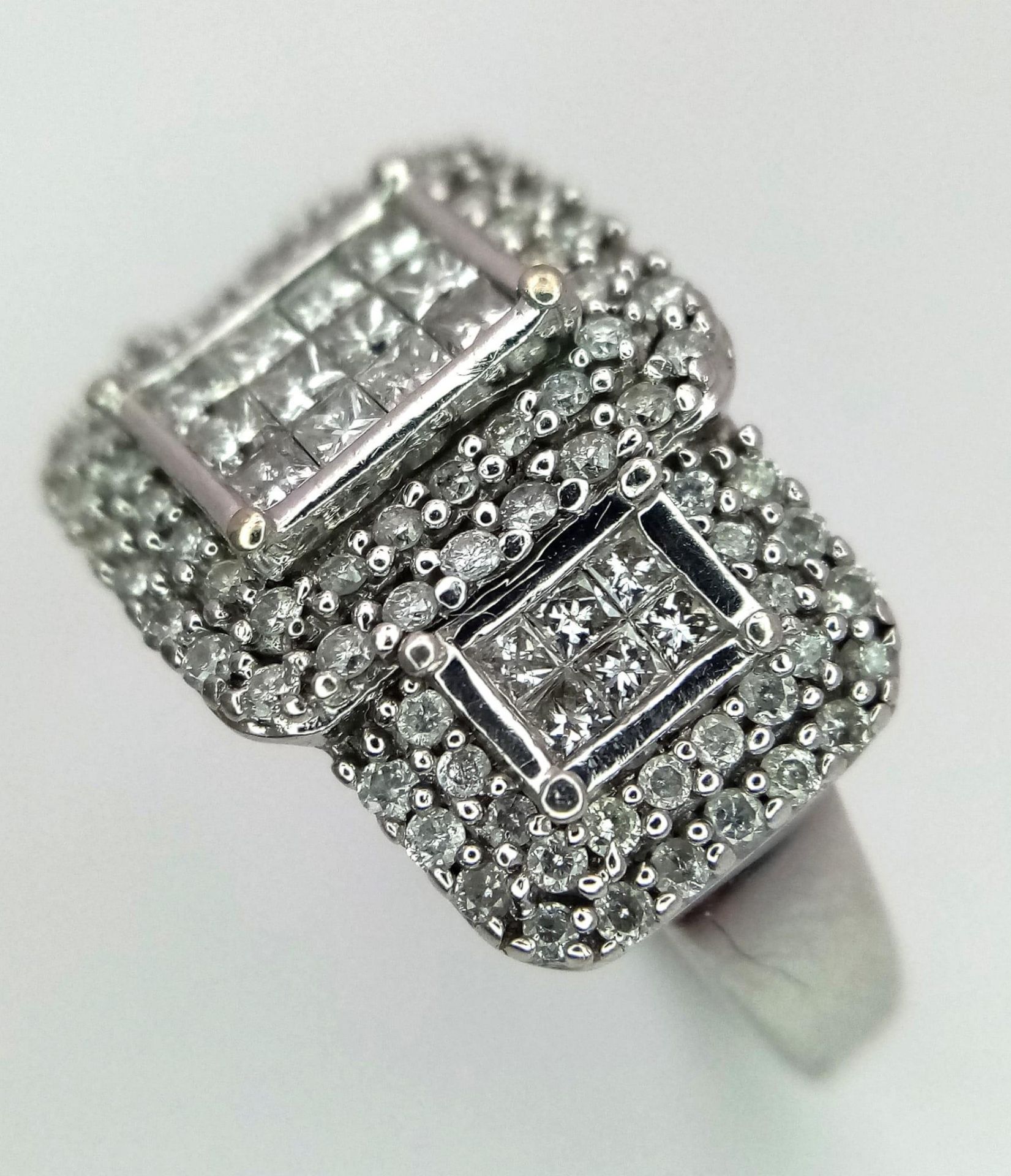 An Art Deco Style 18K White Gold and Diamond Ring. A belt-buckle design of round and princess cut - Bild 3 aus 7