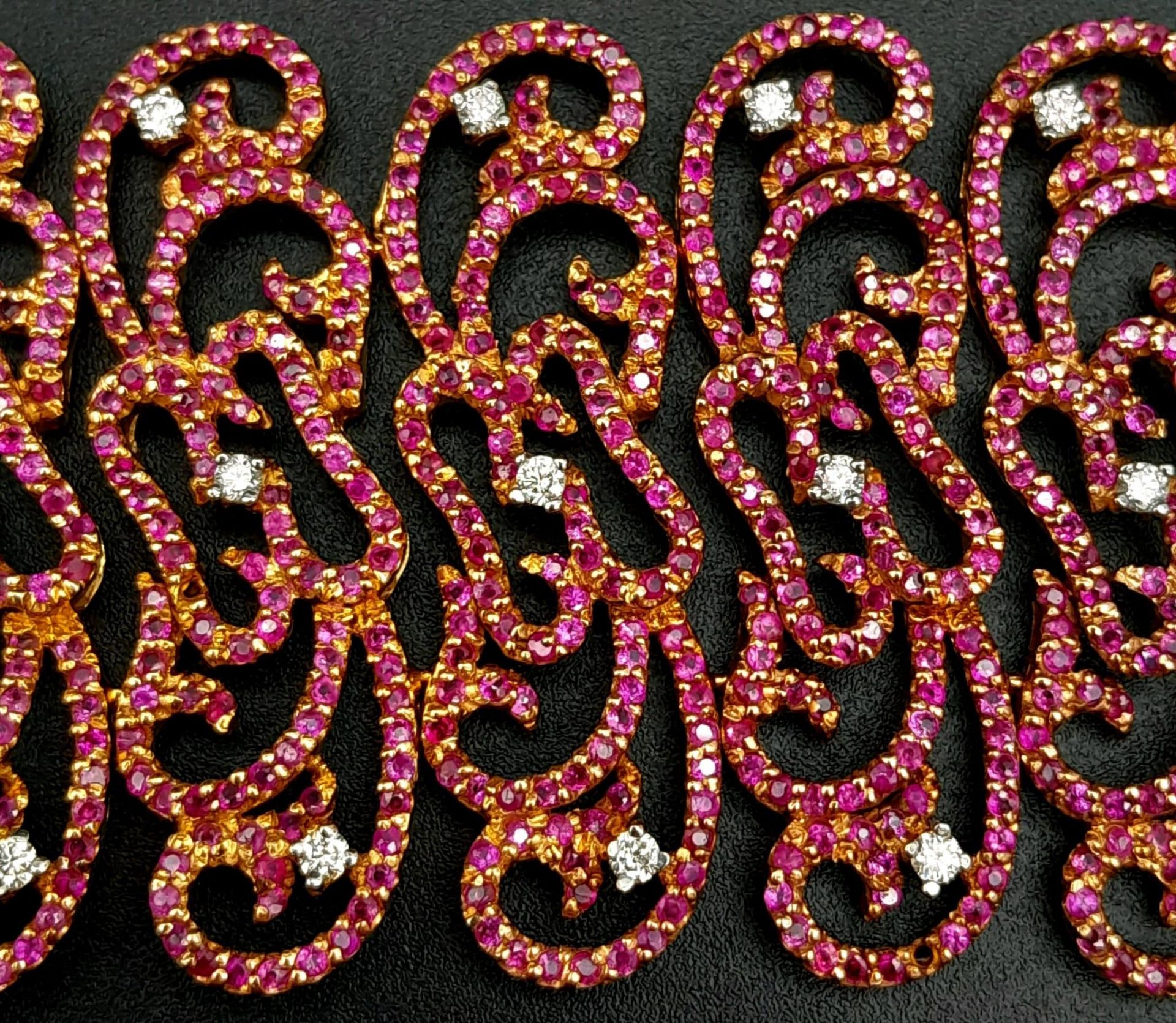 An 18K Rose Gold Ruby and Diamond Statement Bracelet. Interlocking ruby encrusted seahorse links - Image 4 of 6