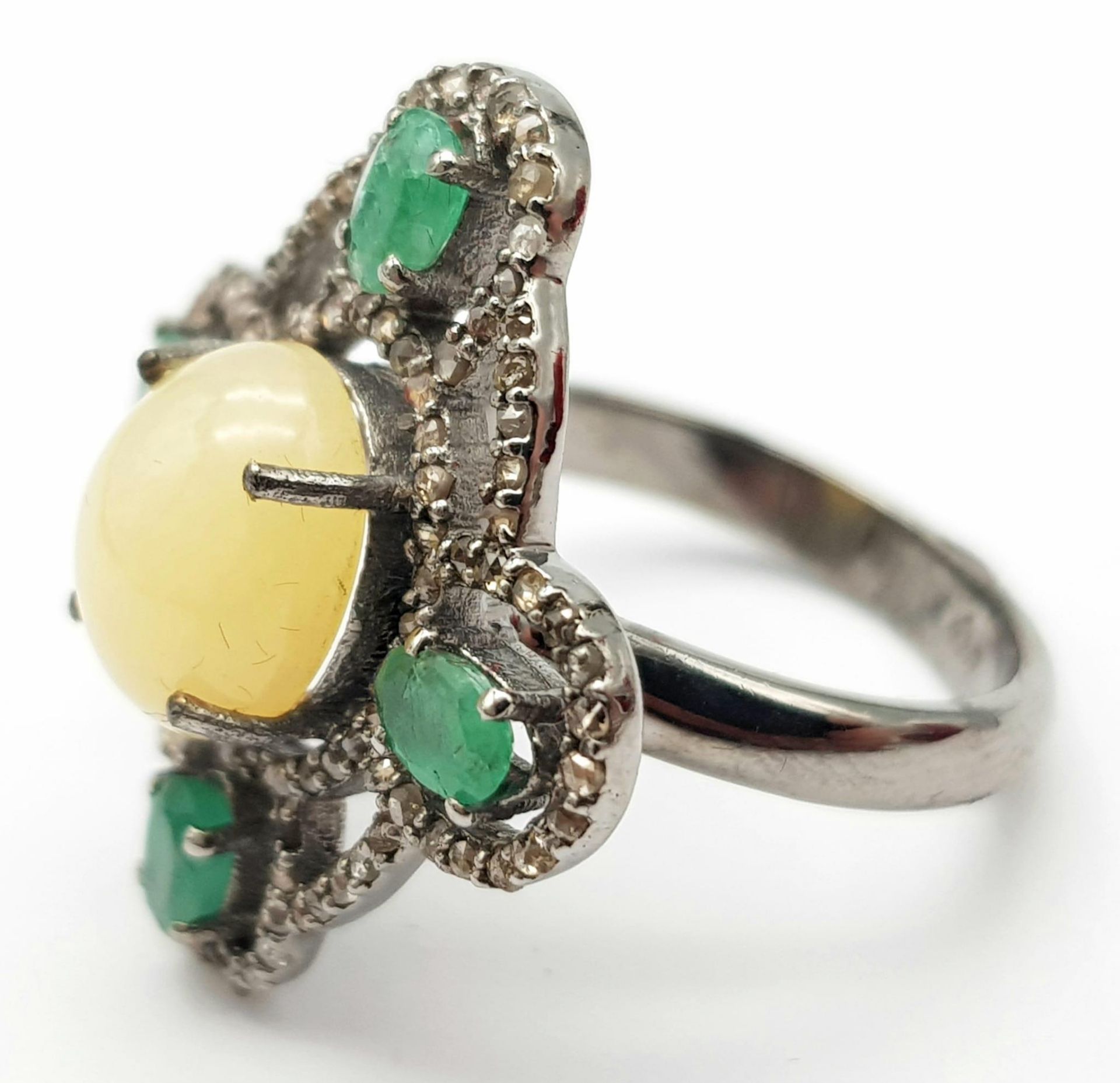 A Beautifully Designed 2.25ct Opal Ring with 0.90ctw of Emeralds and 0.85ctw of Diamond Accents. - Image 3 of 6